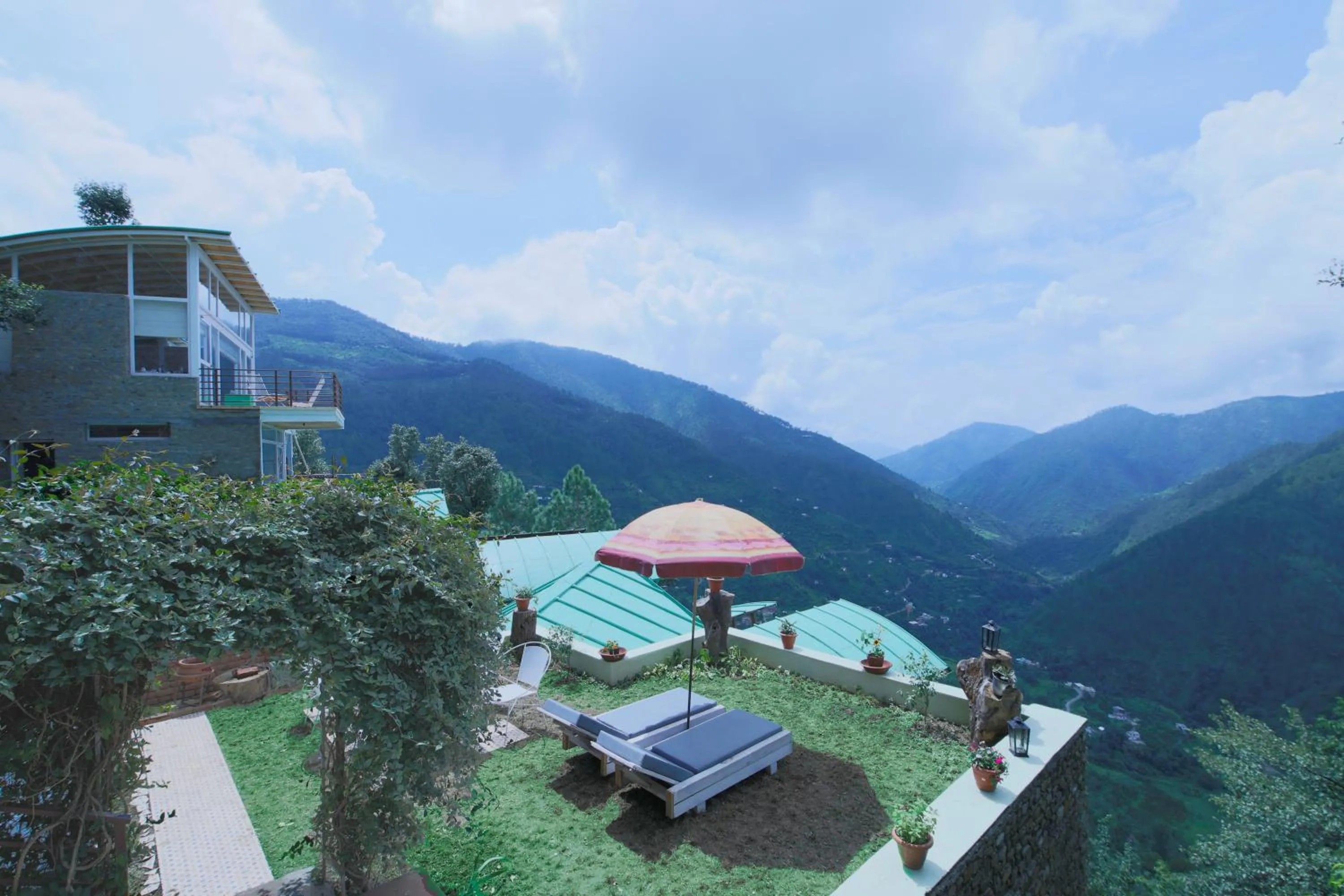 Mountain view in Seclude Ramgarh Cliff's edge