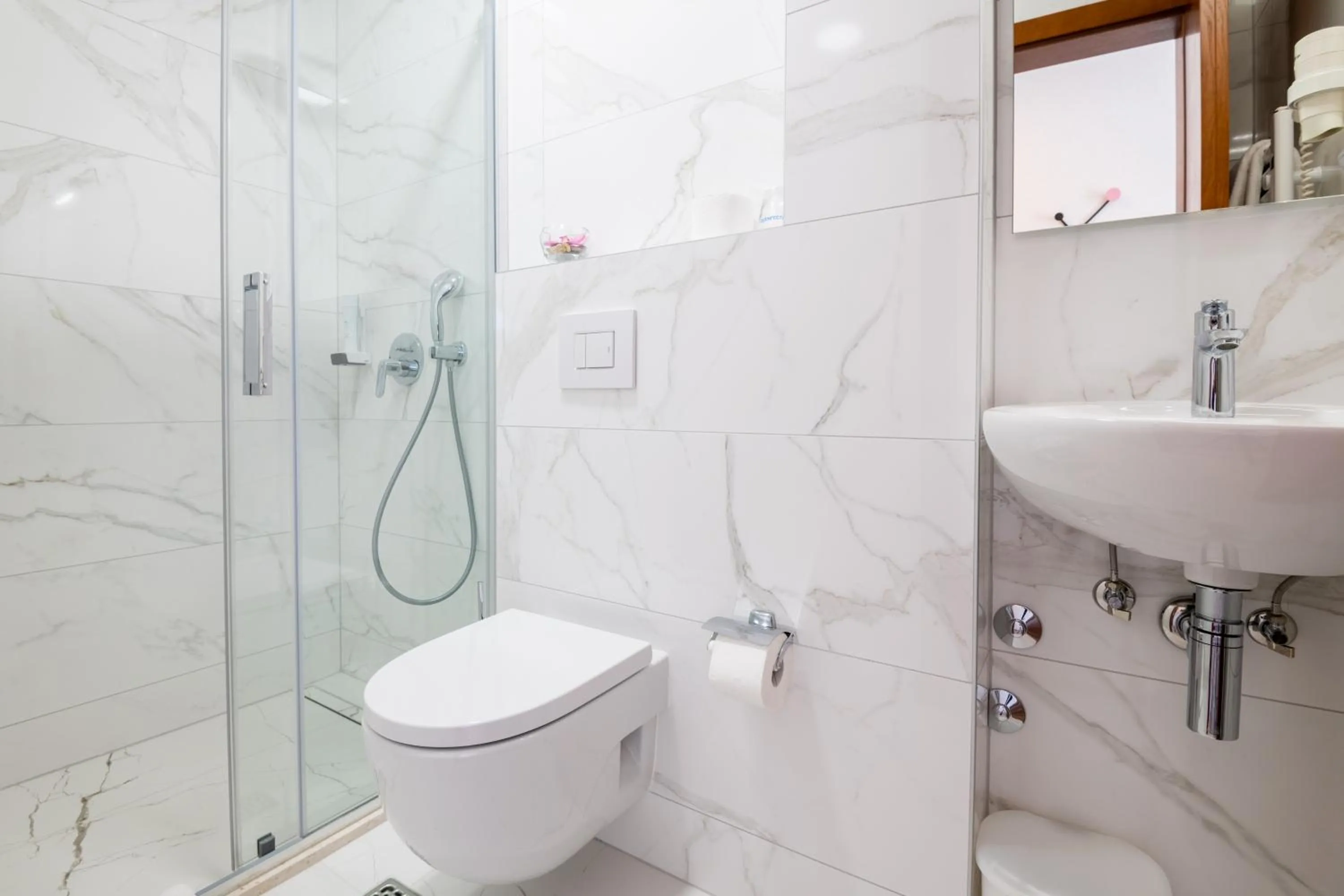 Shower in Hotel Nova