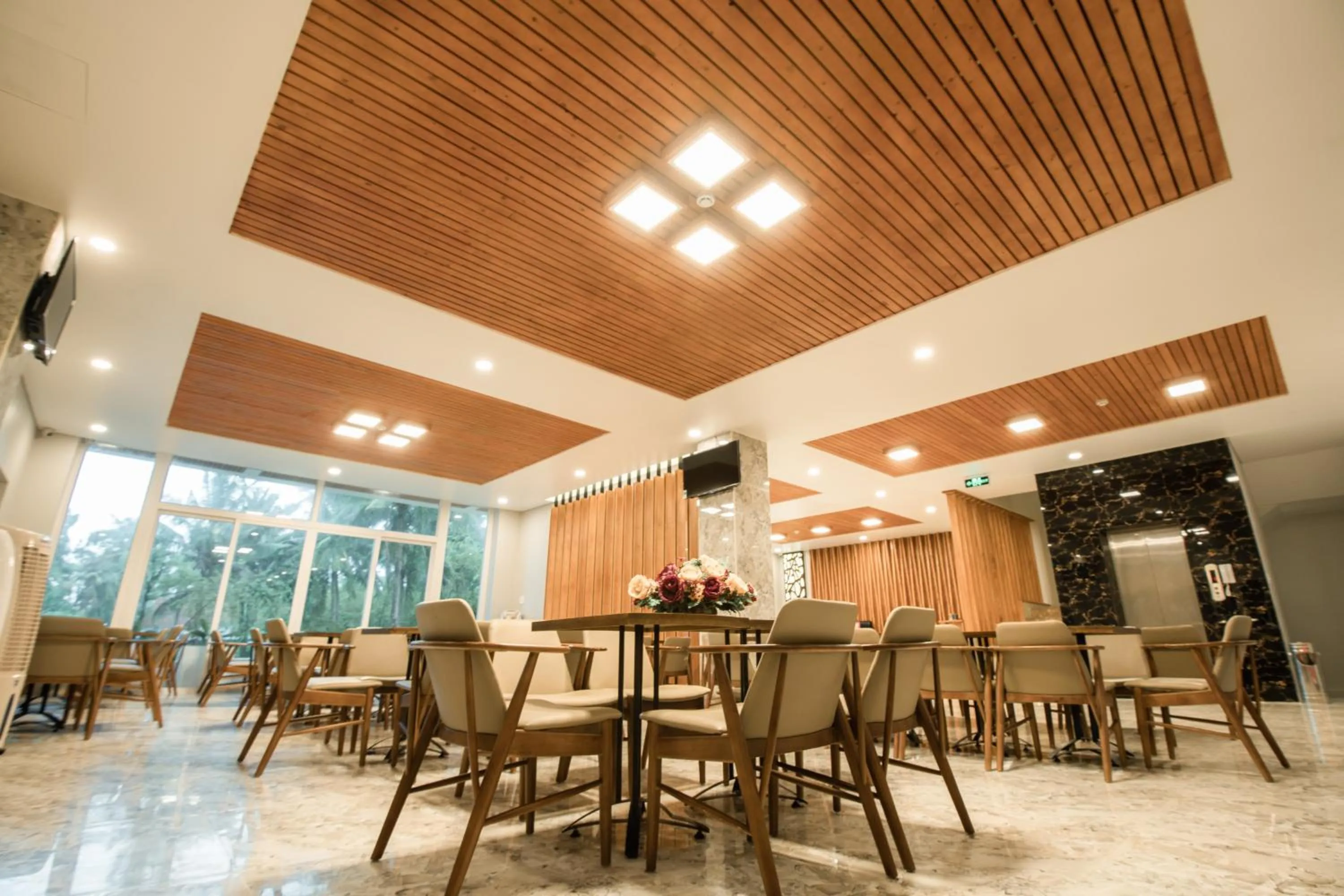 Restaurant/places to eat in Summer Dream Hotel