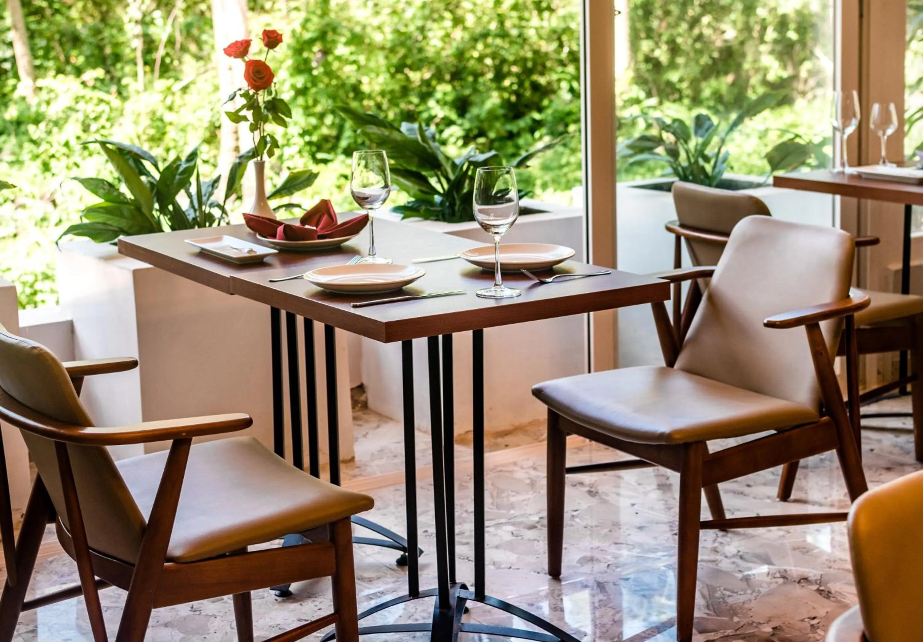 Restaurant/places to eat in Summer Dream Hotel