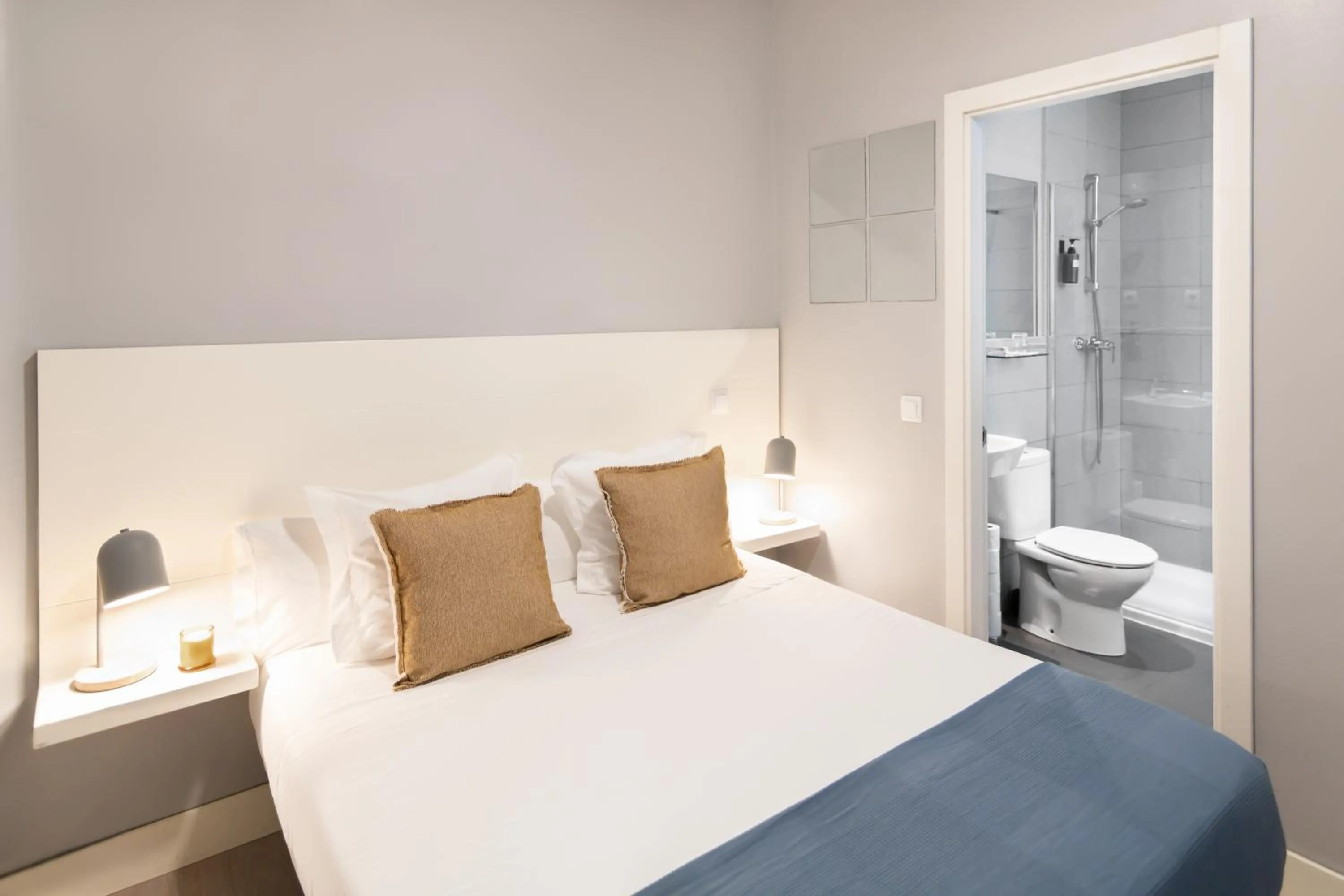 Toilet, Bed in 8Rooms Madrid