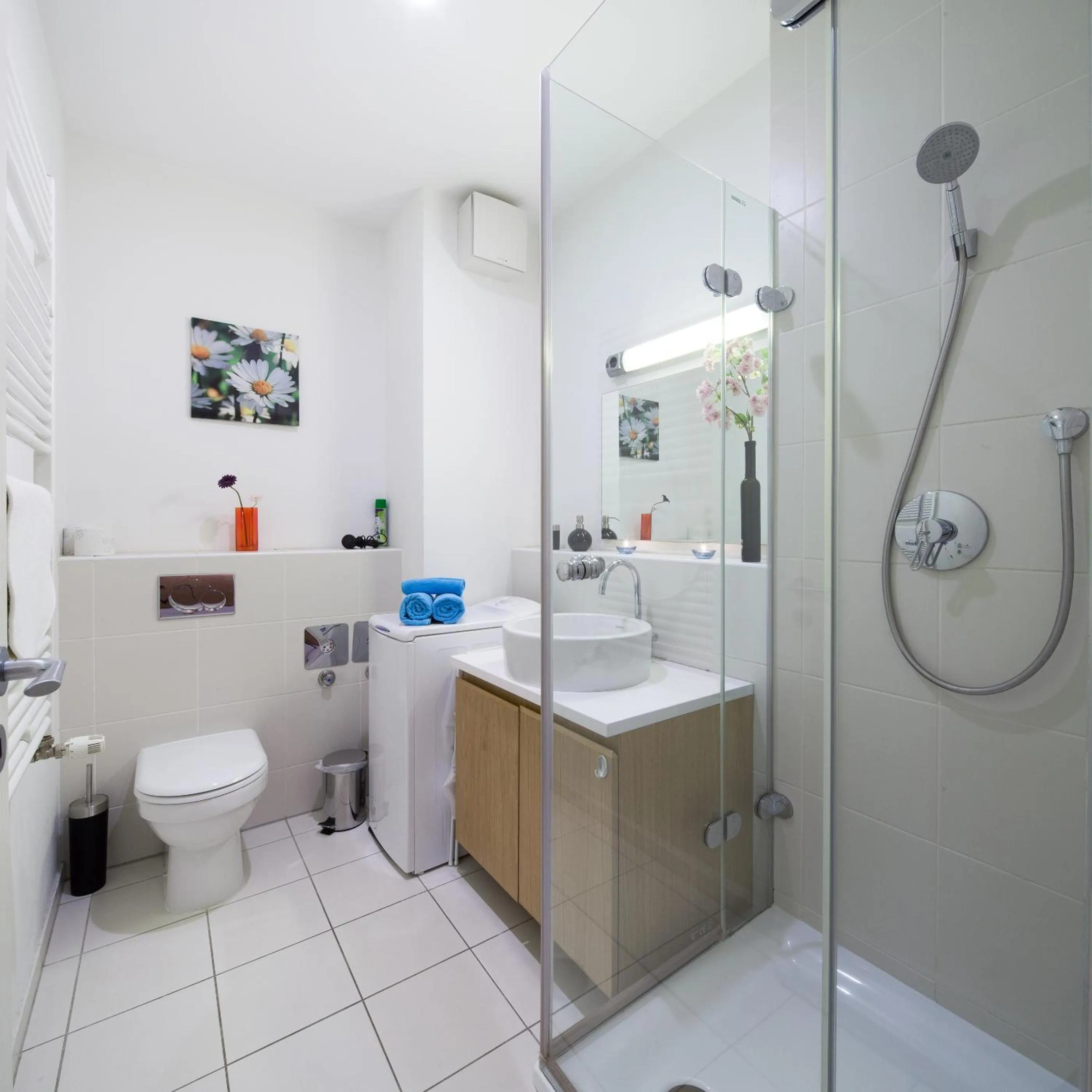 Bathroom in Quality Point Apartments 0-24 reception