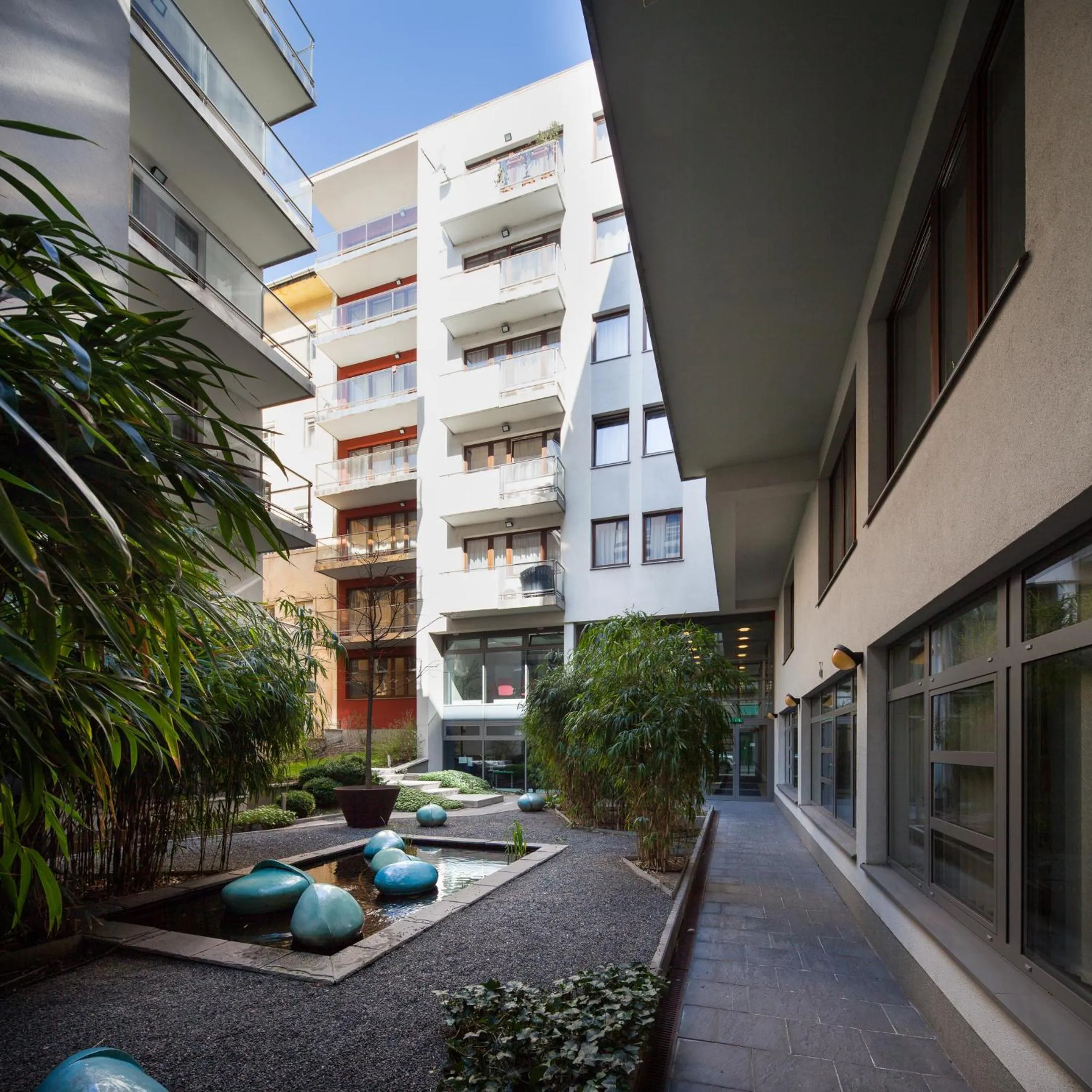 Garden in Quality Point Apartments 0-24 reception