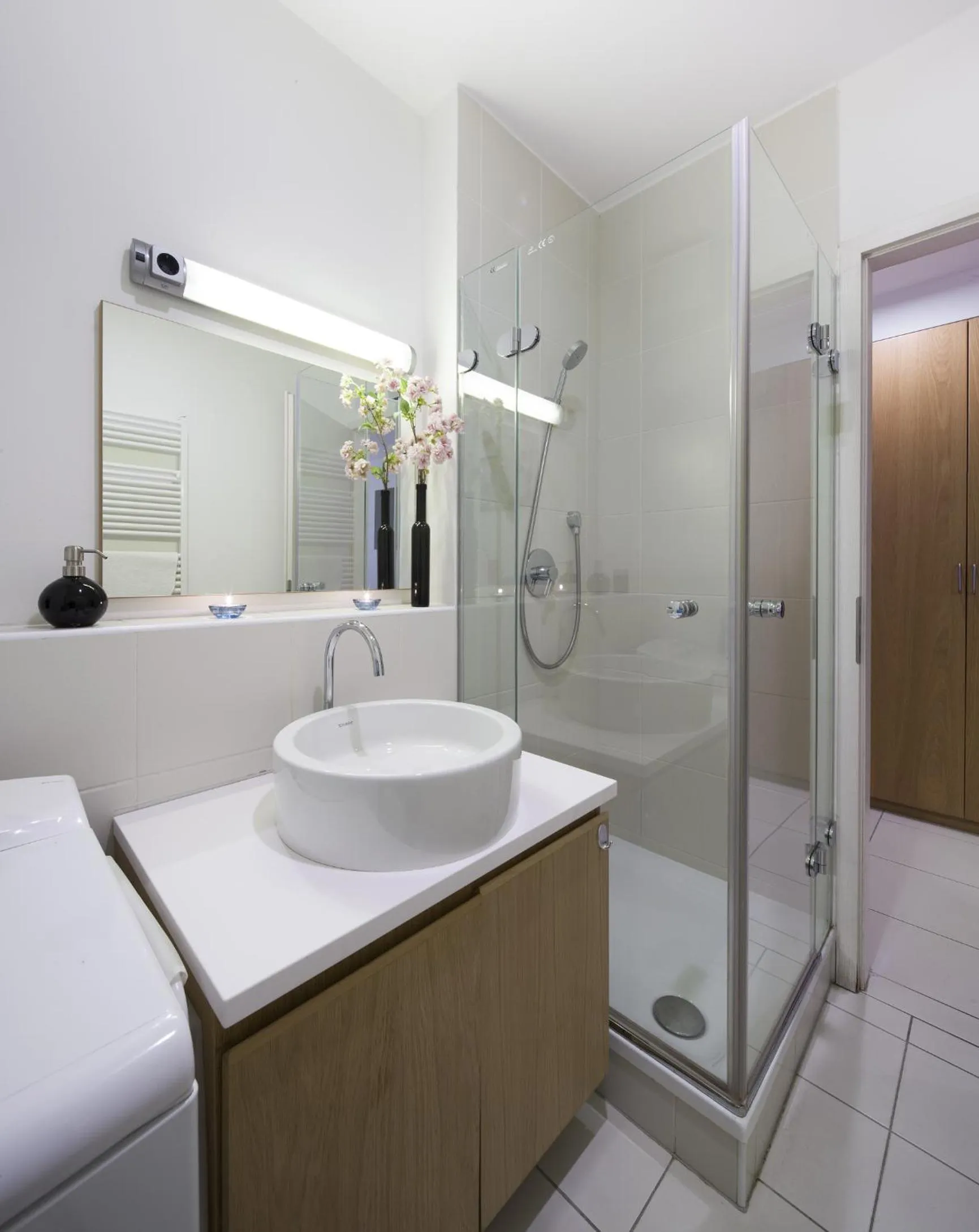 Bathroom in Quality Point Apartments 0-24 reception