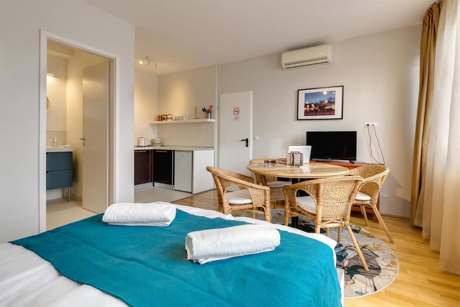 Bed in Quality Point Apartments 0-24 reception