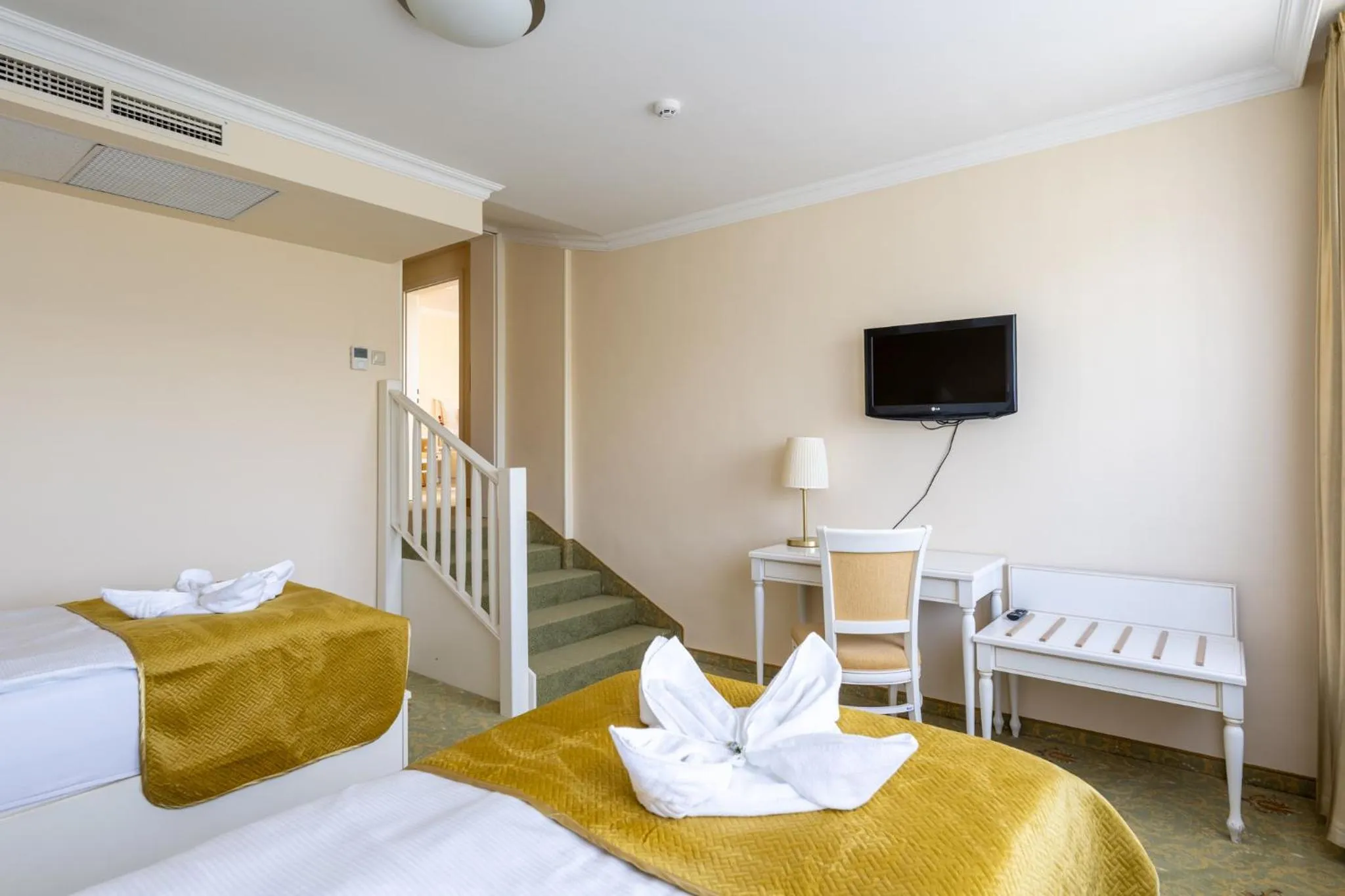 Photo of the whole room, Bed in Calimbra Wellness Hotel Superior