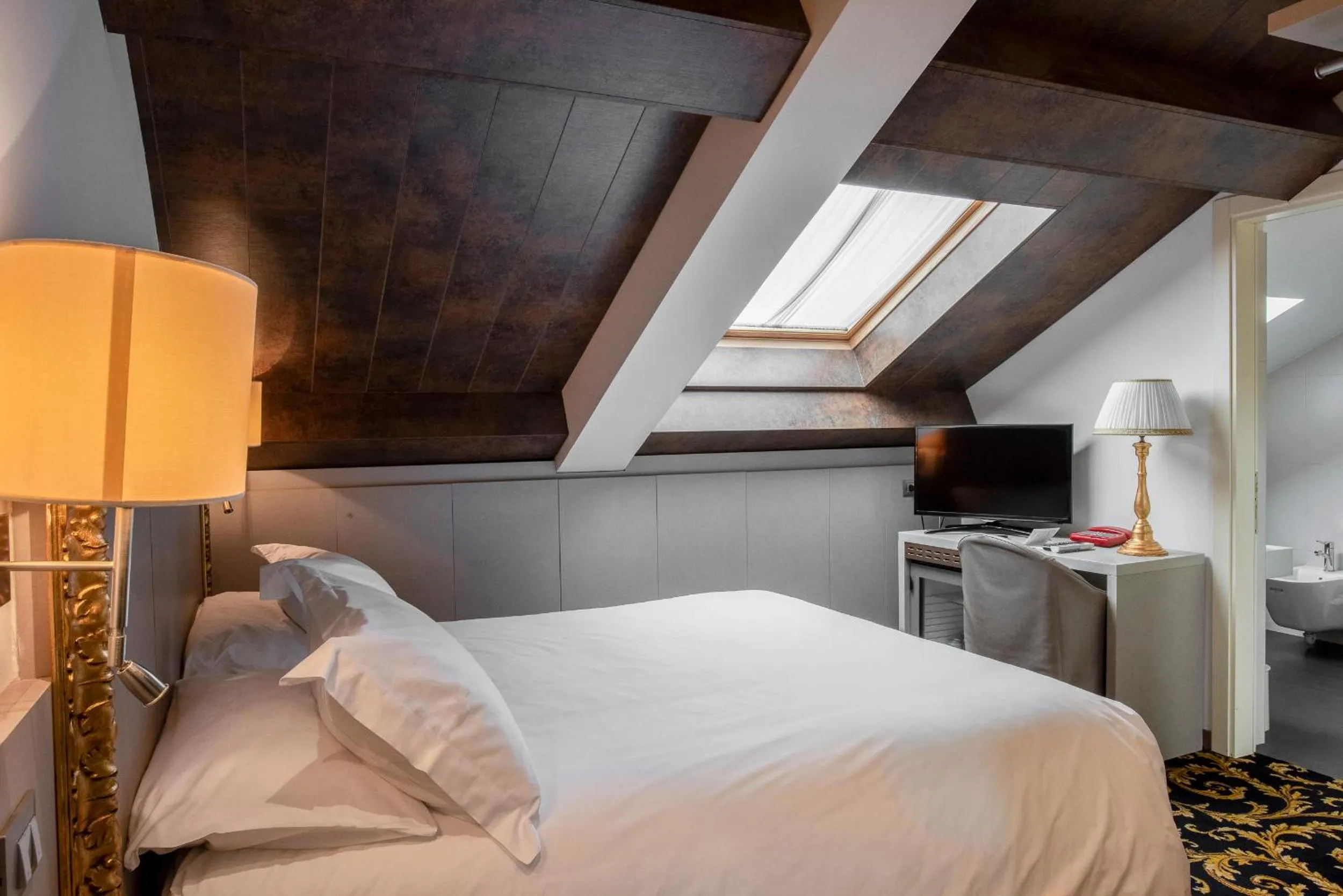 Bathroom, Bed in Hotel Doriguzzi