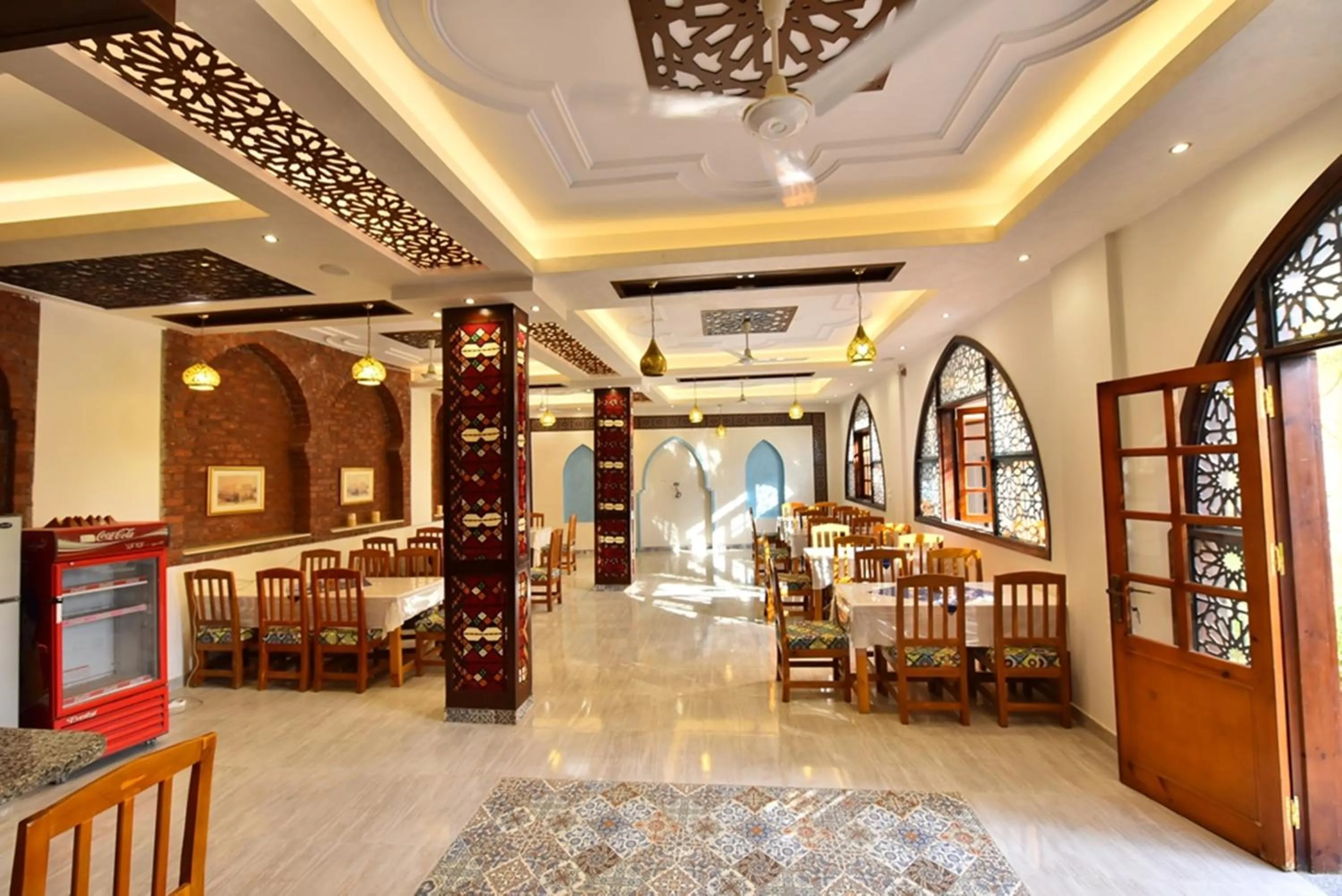 Restaurant/places to eat in Amon Hotel