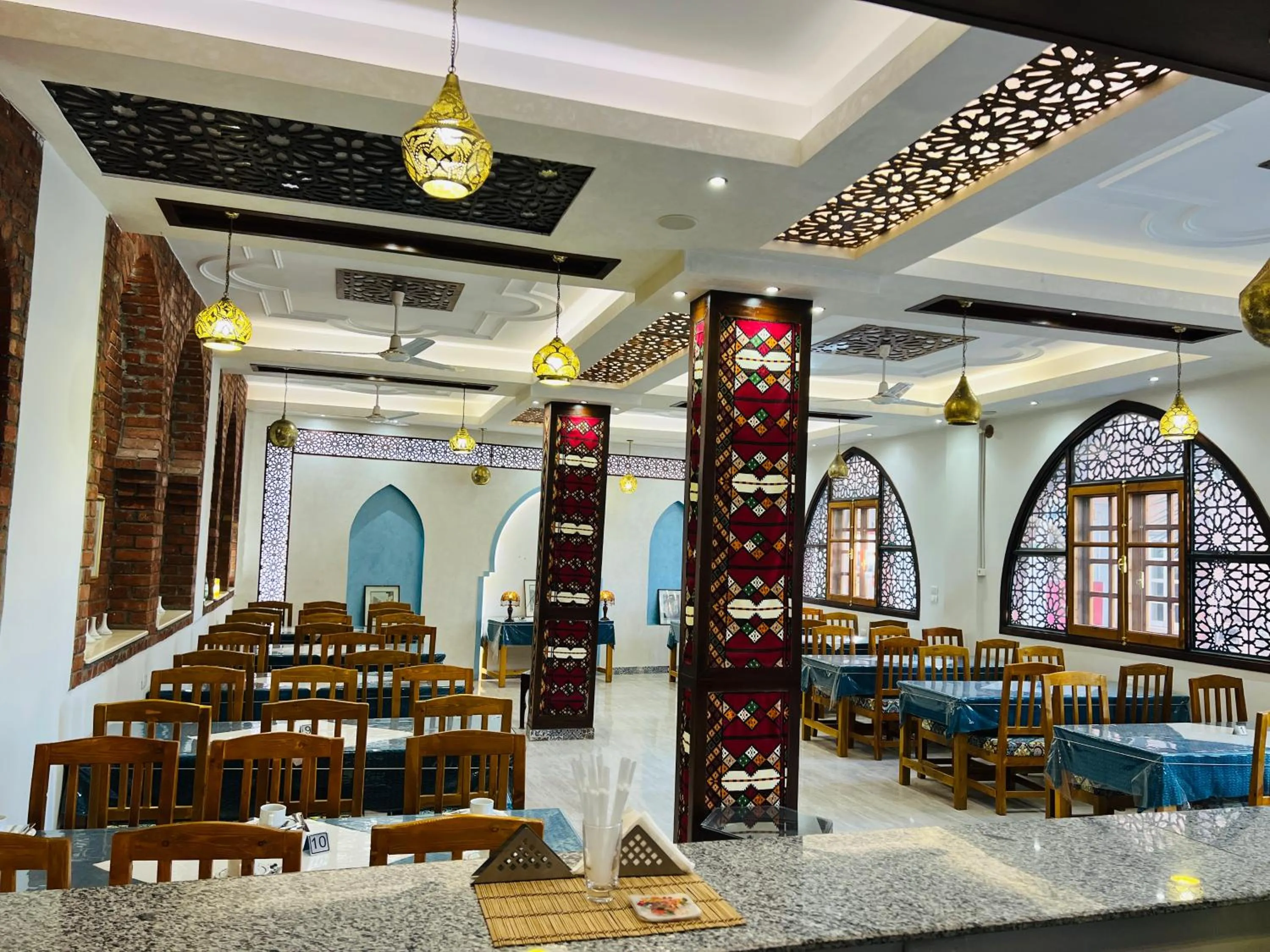 Restaurant/places to eat in Amon Hotel