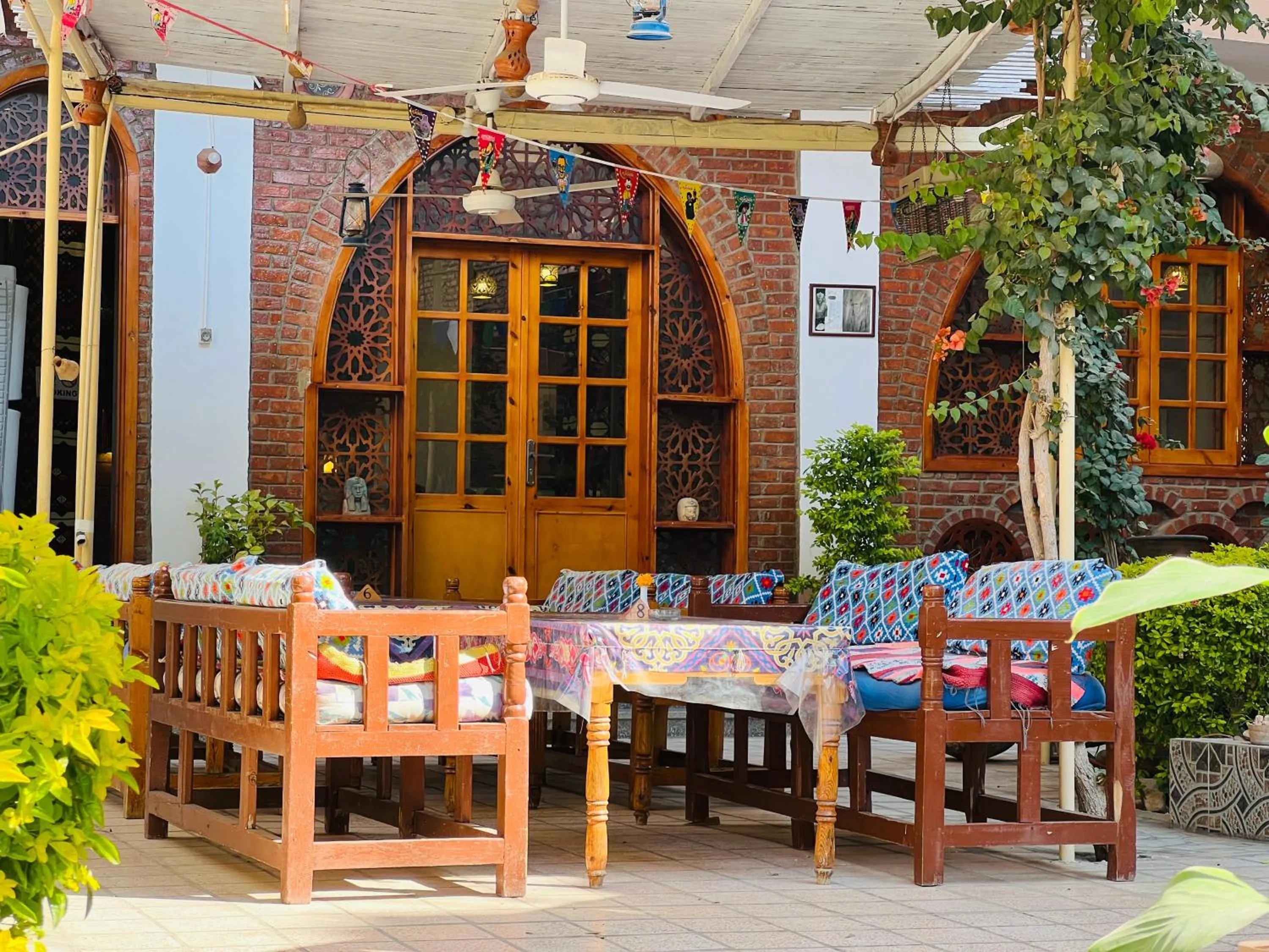 Restaurant/places to eat in Amon Hotel