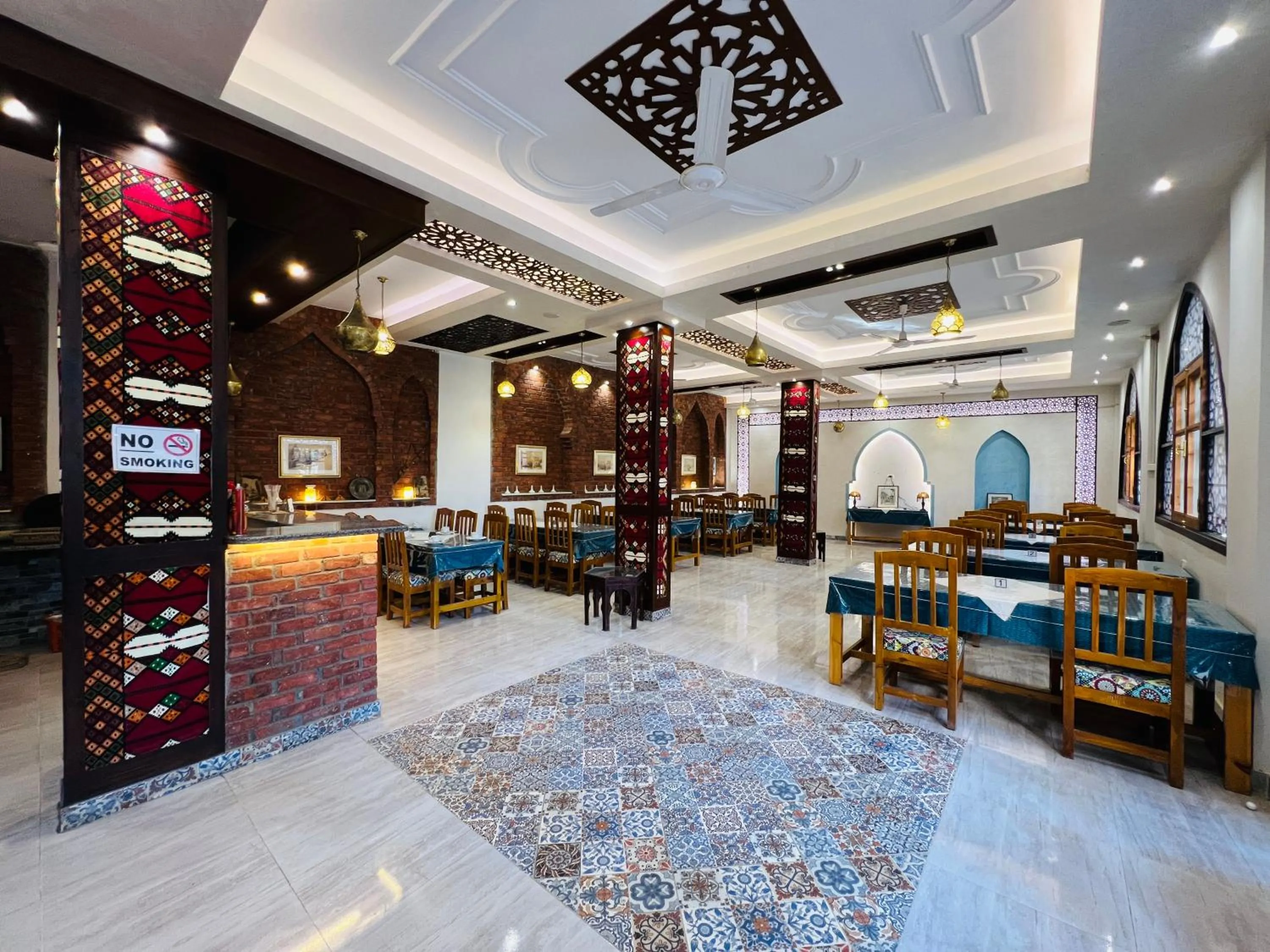 Restaurant/places to eat in Amon Hotel