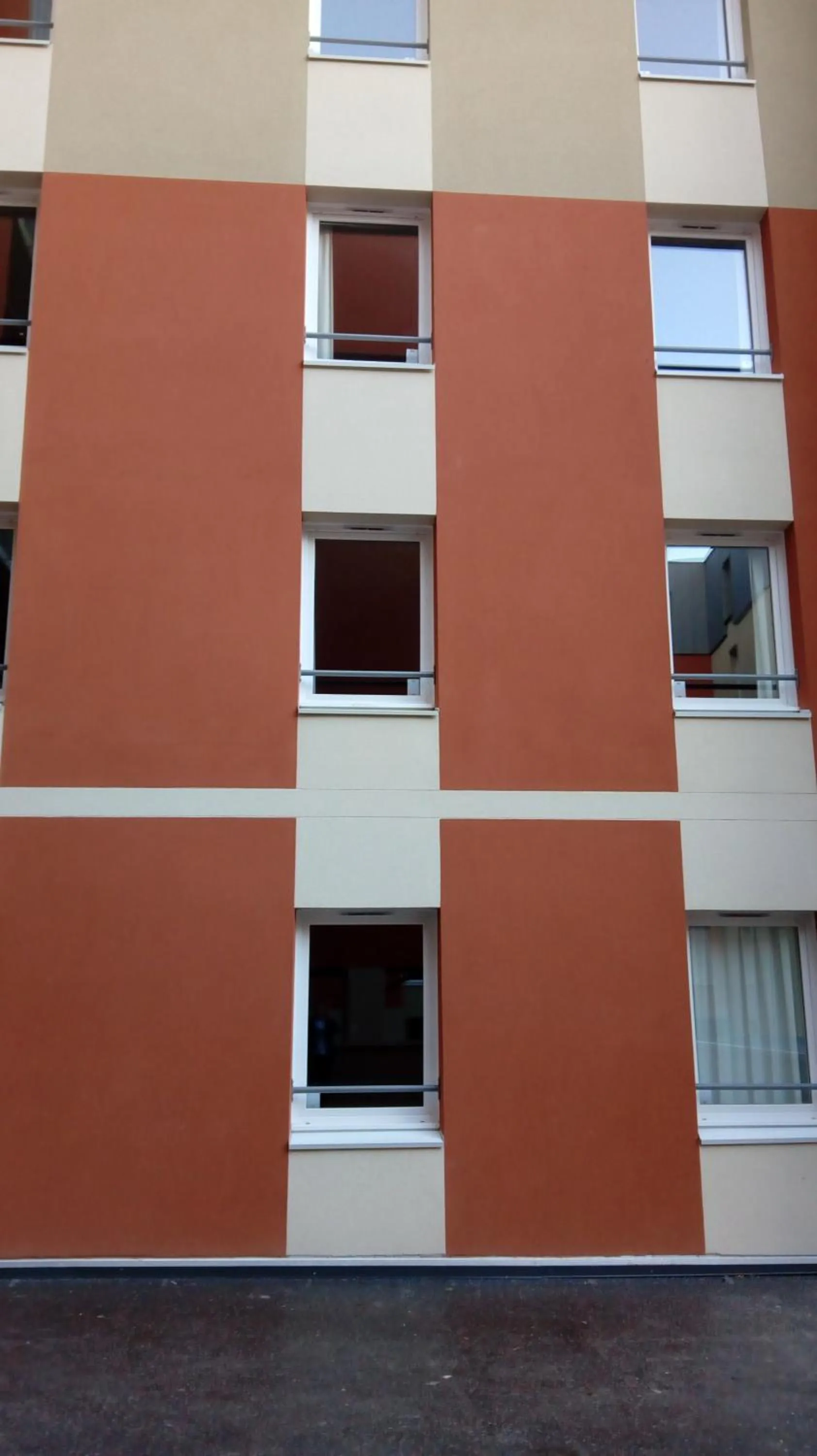 Inner courtyard view in ibis budget Dieppe Centre Port