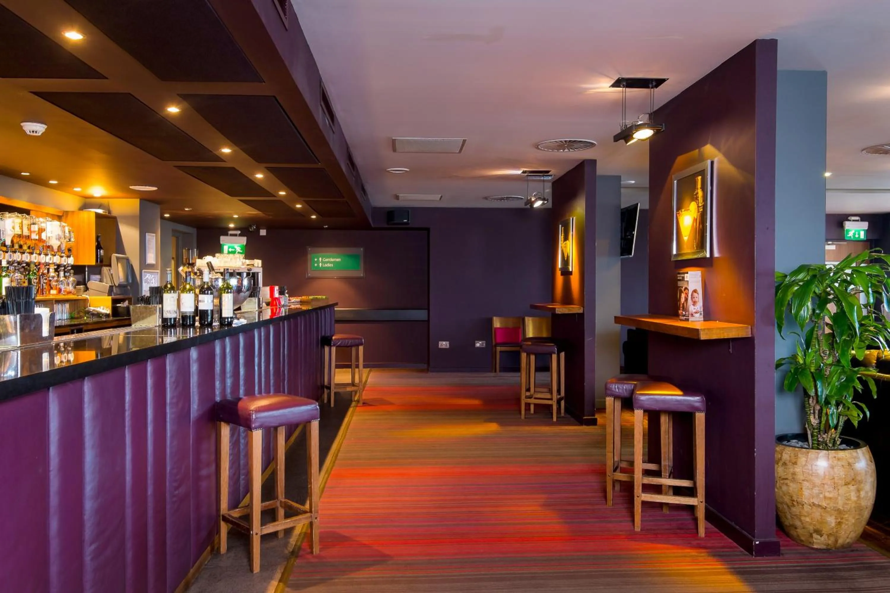 Lounge or bar in Holiday Inn Aberdeen West by IHG