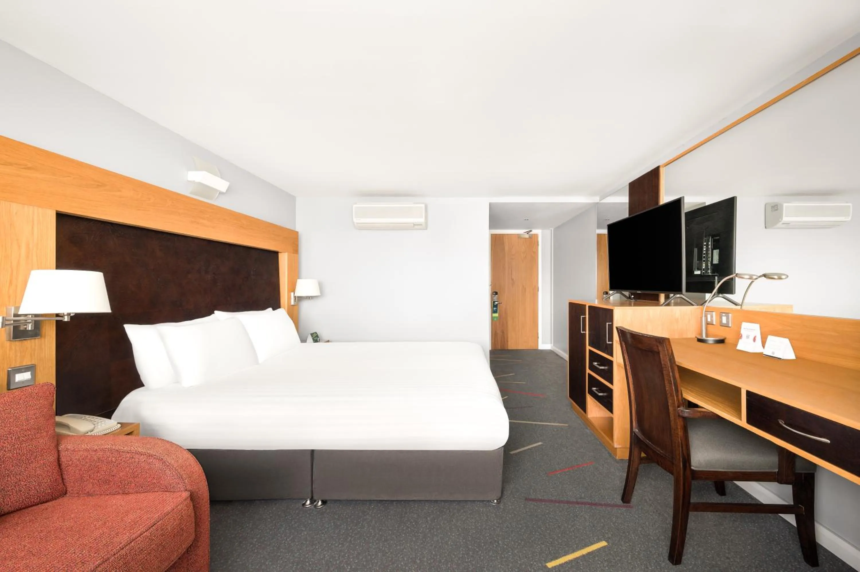 Bed in Holiday Inn Aberdeen West by IHG