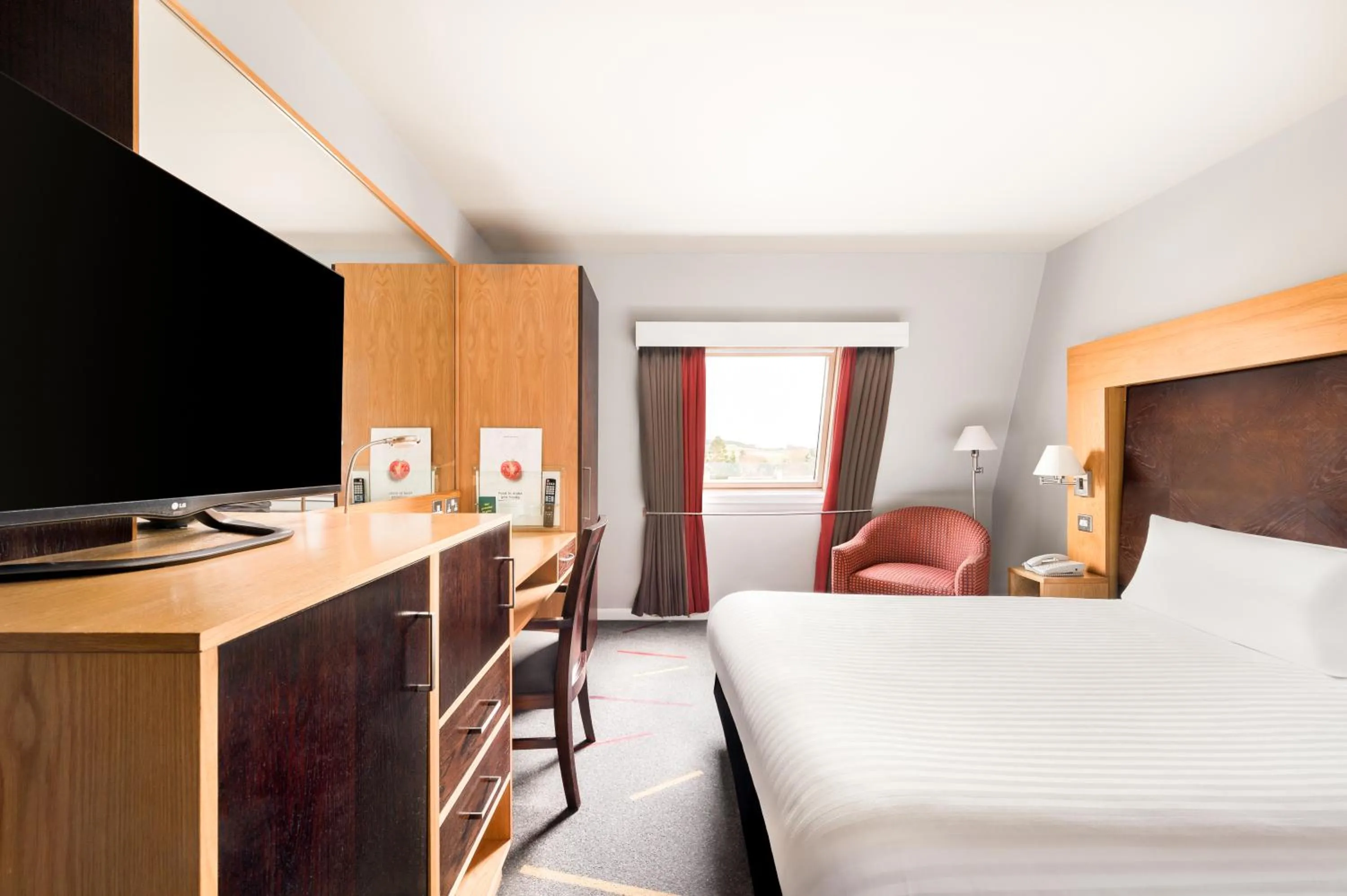 Bed in Holiday Inn Aberdeen West by IHG