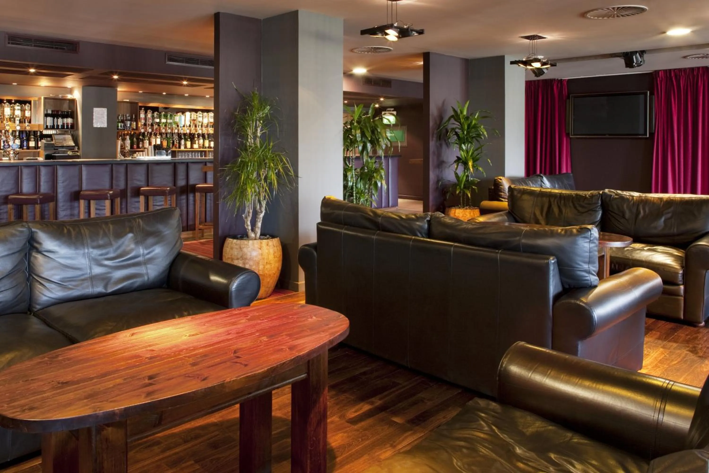 Lounge or bar in Holiday Inn Aberdeen West by IHG