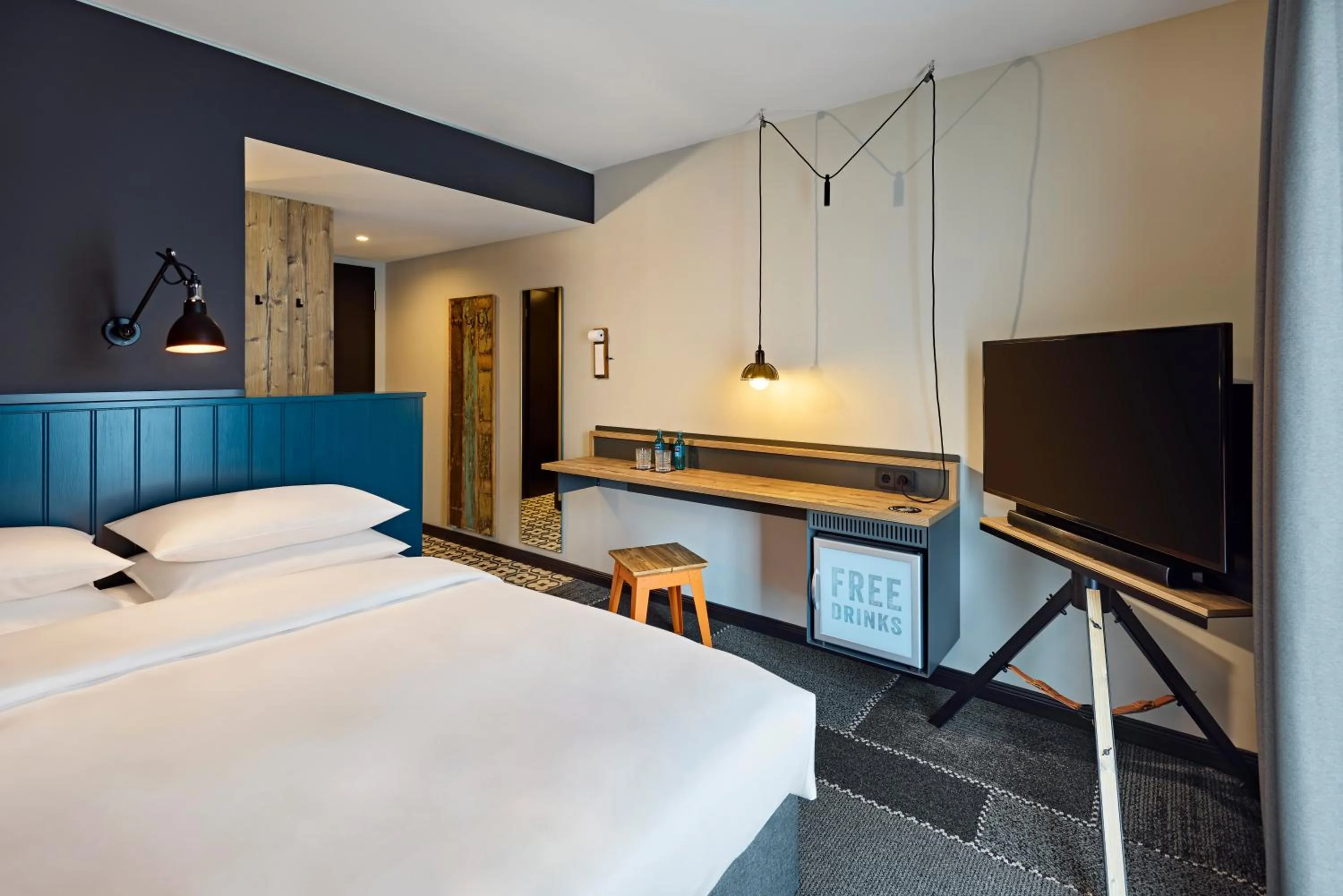 Bed in Me and All Hotel Mainz, by Hyatt