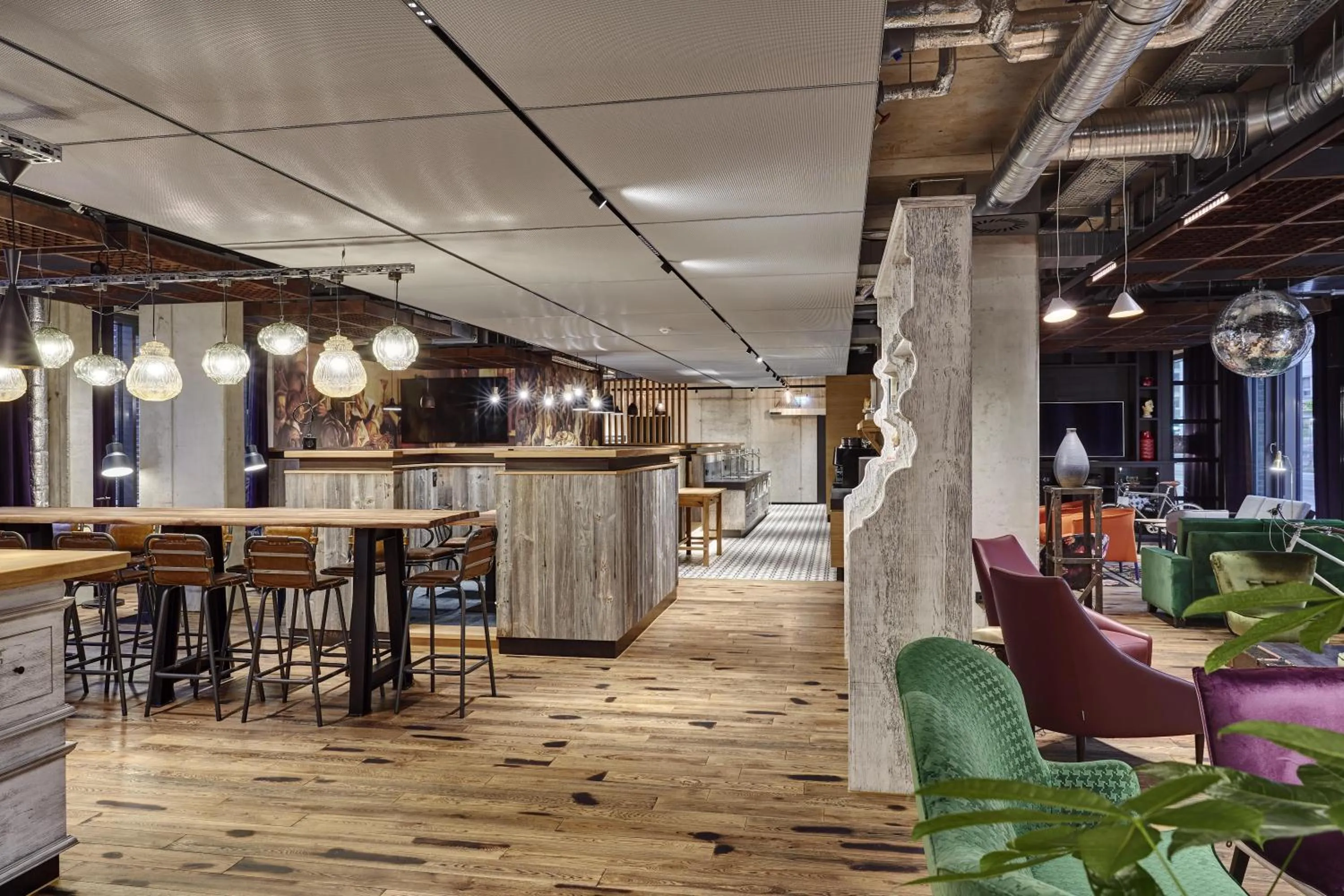 Lounge or bar in Me and All Hotel Mainz, by Hyatt