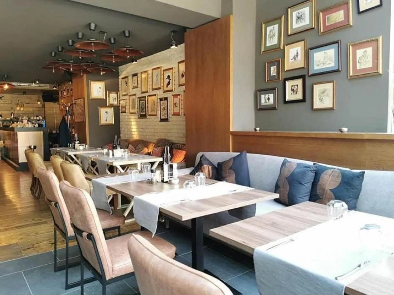 Restaurant/places to eat in Hotel Emirates