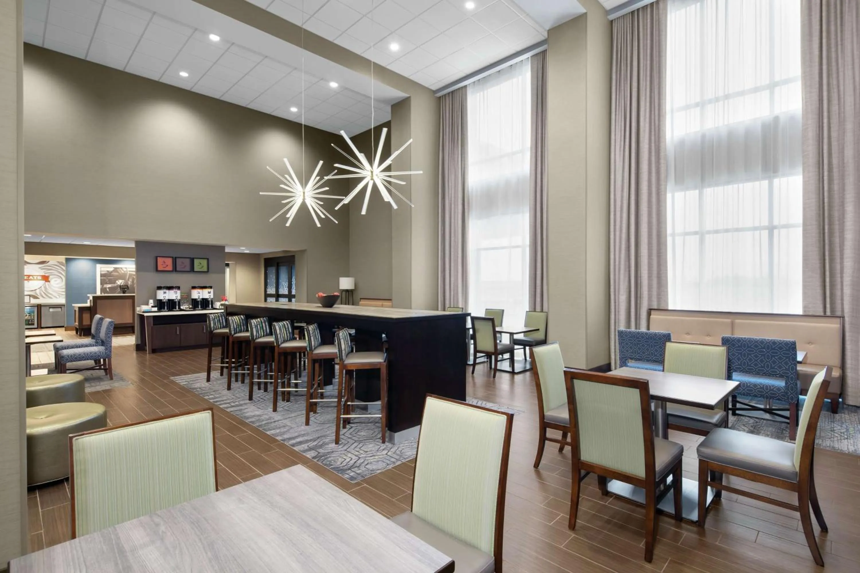 Dining area in Hampton Inn Sikeston