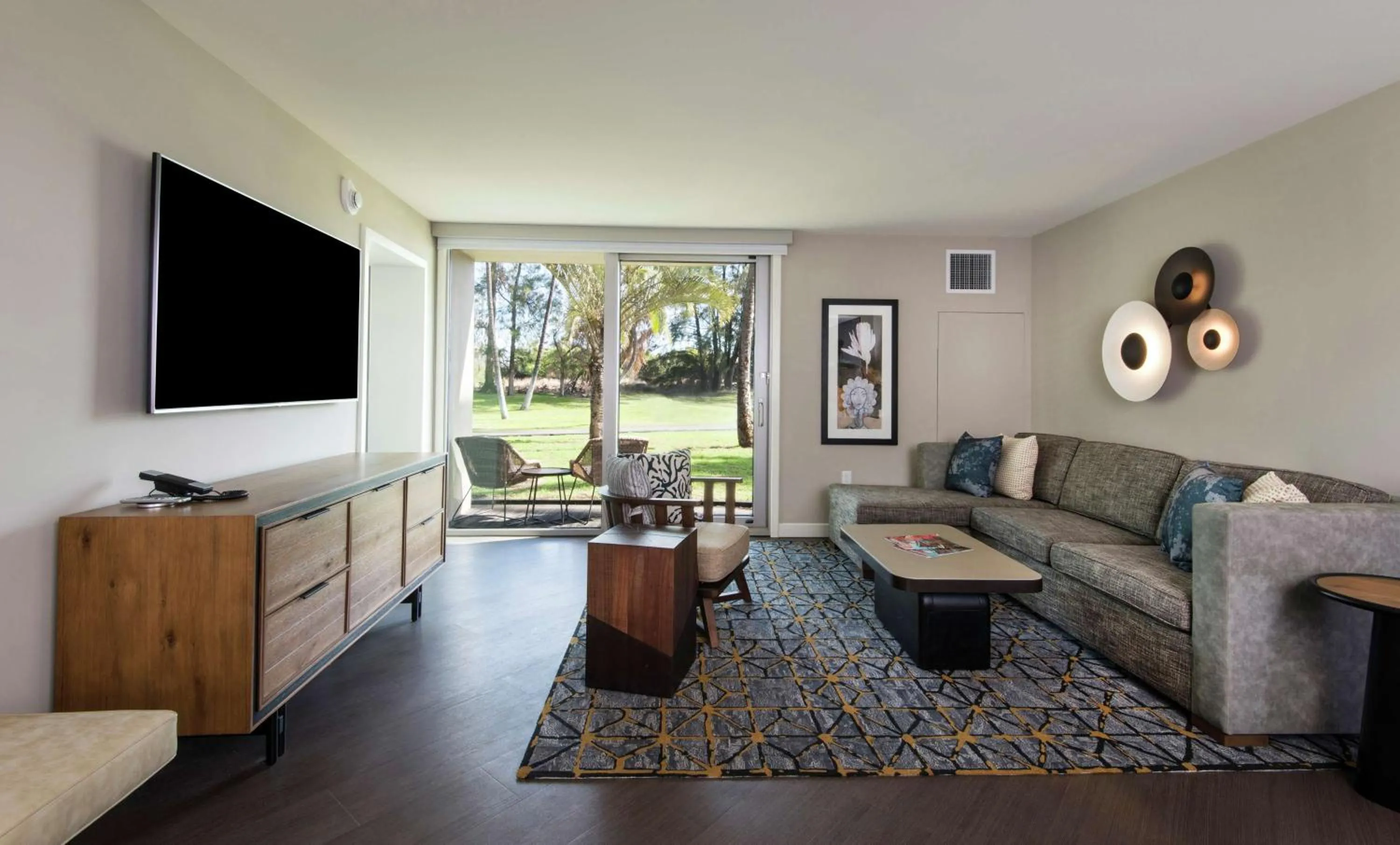 Living room in Hilton Grand Vacations Club Ocean Tower Waikoloa Village