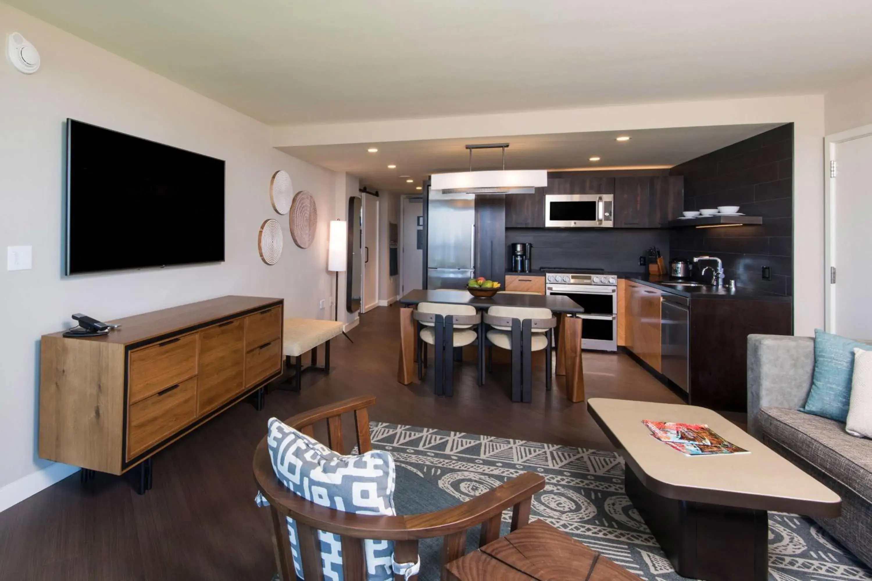 Luxury Two-Bedroom Suite with One King Bed and Two Double Beds - Partial Ocean View in Hilton Grand Vacations Club Ocean Tower Waikoloa Village Luxury Two-Bedroom Suite with One King Bed and Two Double Beds - Partial Ocean View in Hilton Grand Vacations Club Ocean Tower Waikoloa Village