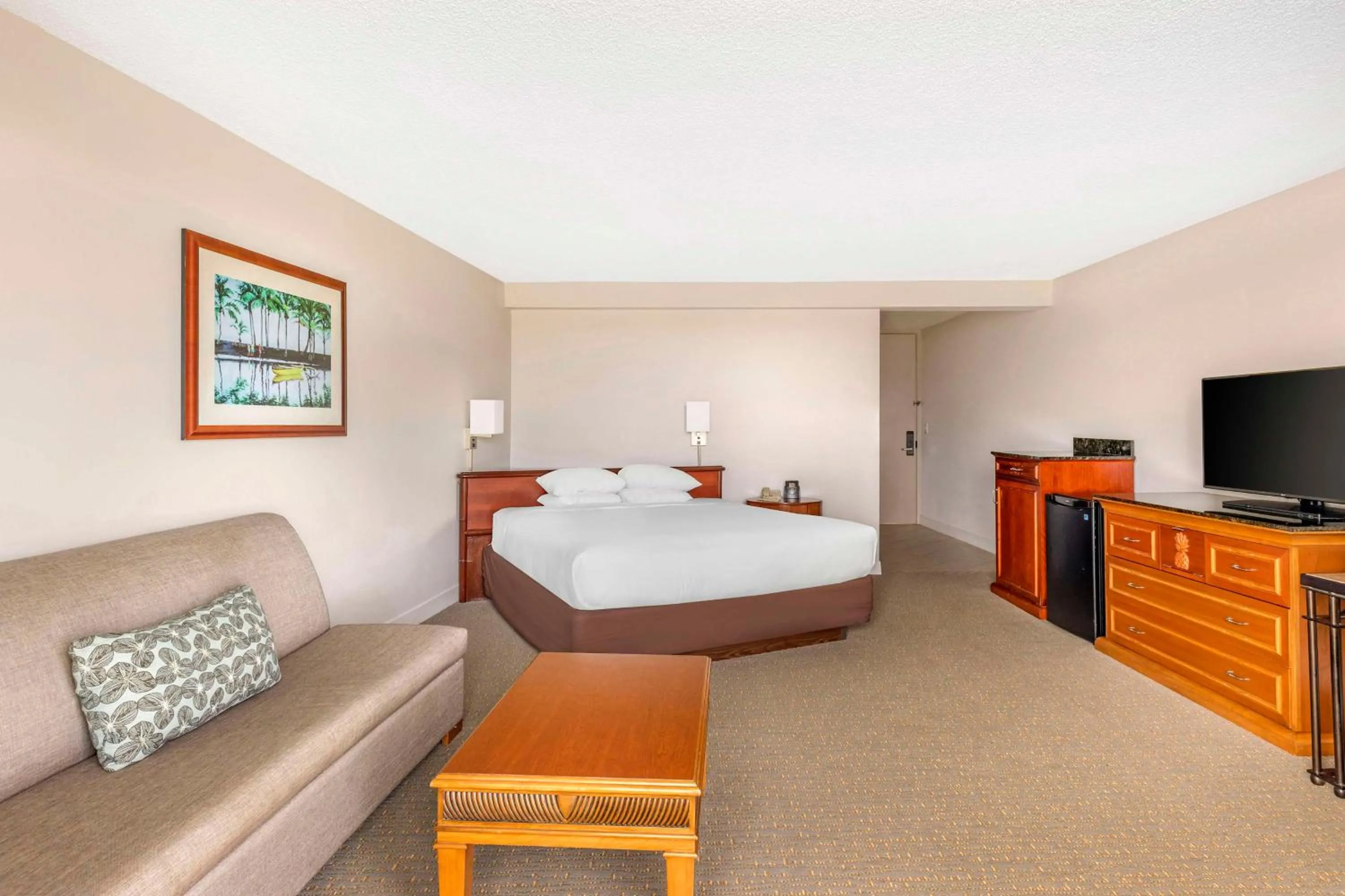 Living room, Bed in Hilton Grand Vacations Club Ocean Tower Waikoloa Village