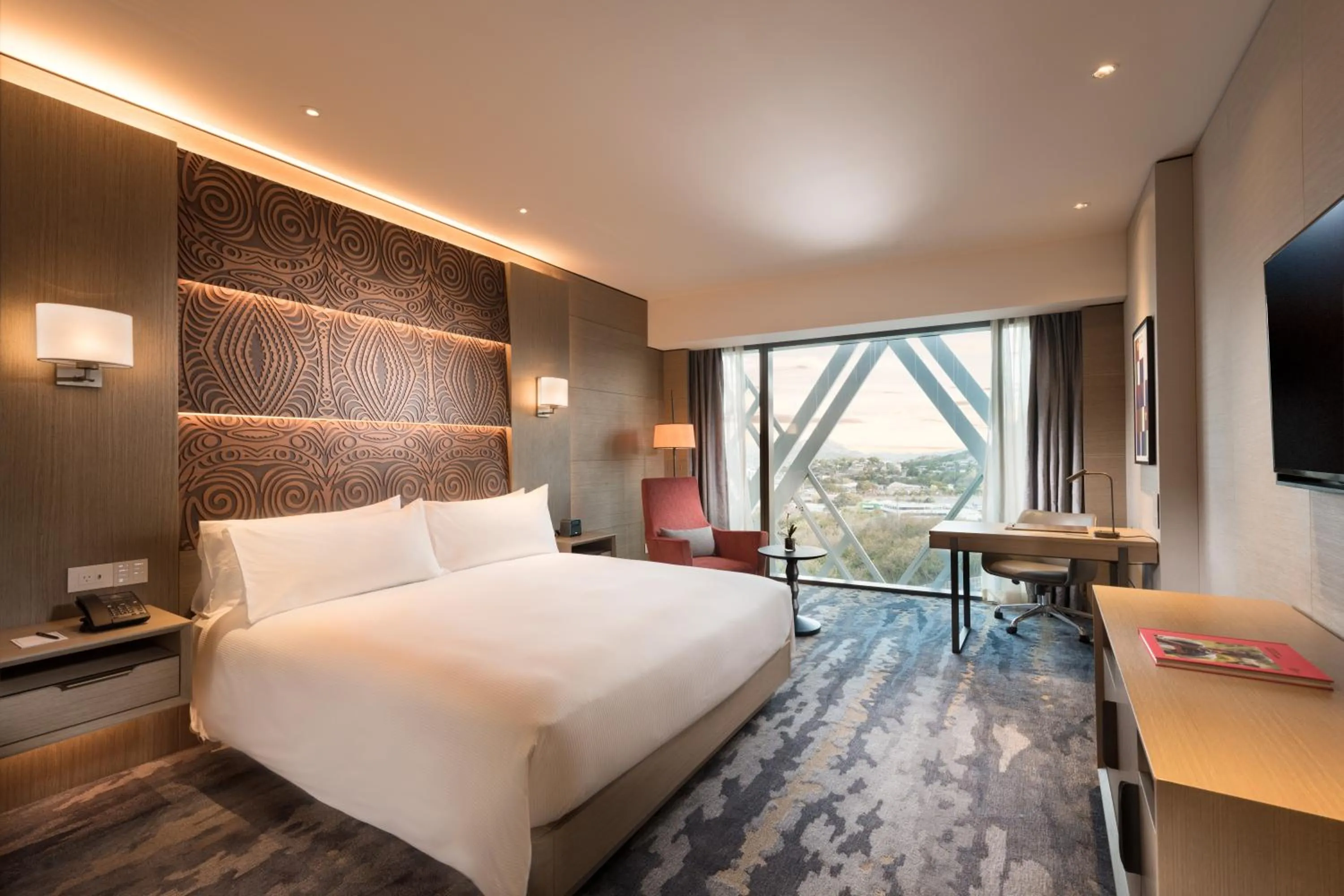 Communal lounge/ TV room, Bed in Hilton Port Moresby Hotel & Residences