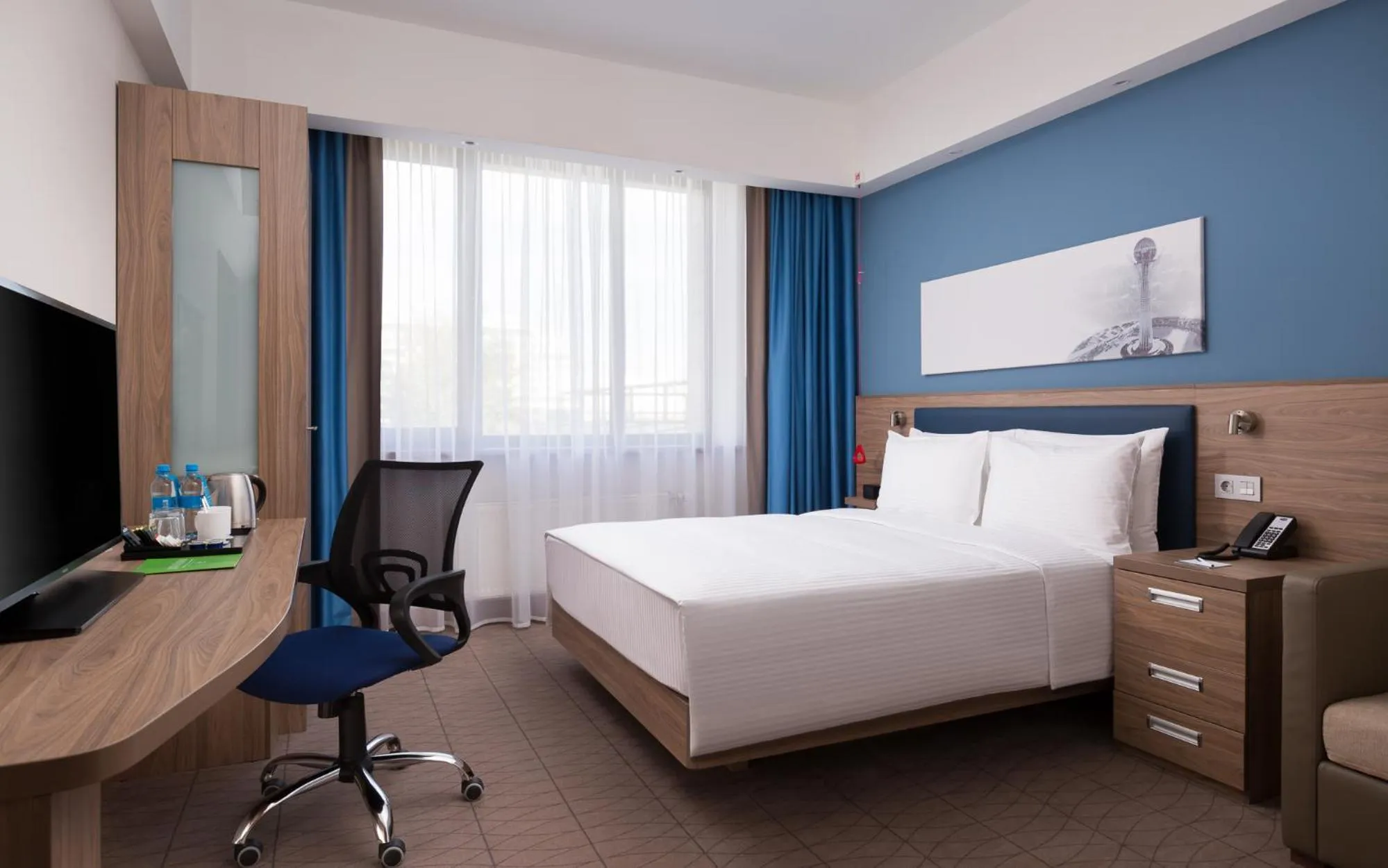Photo of the whole room, Bed in Hampton By Hilton Astana Triumphal Arch