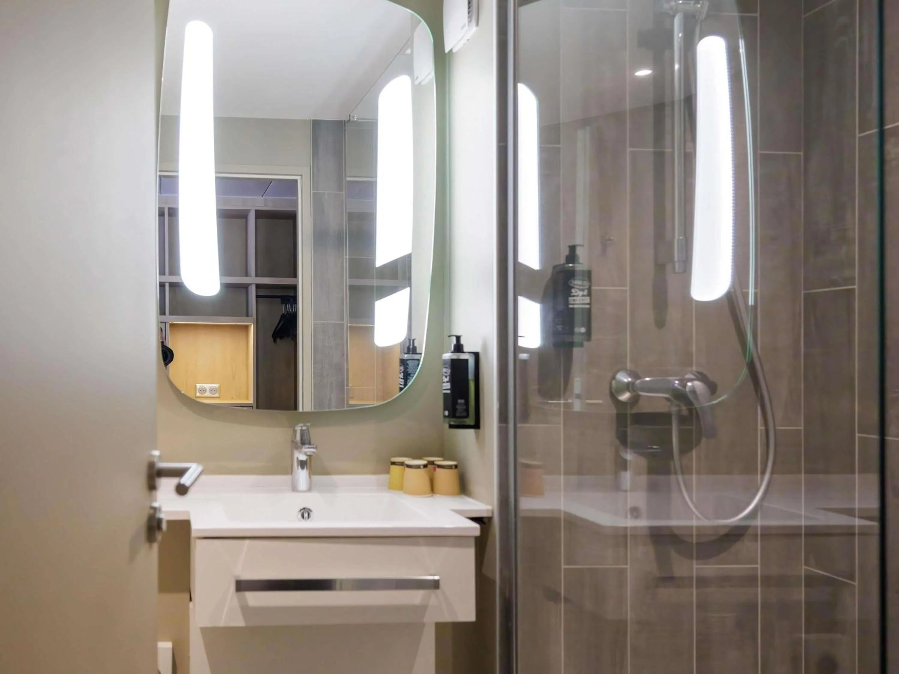 Bedroom in ibis Valence Sud