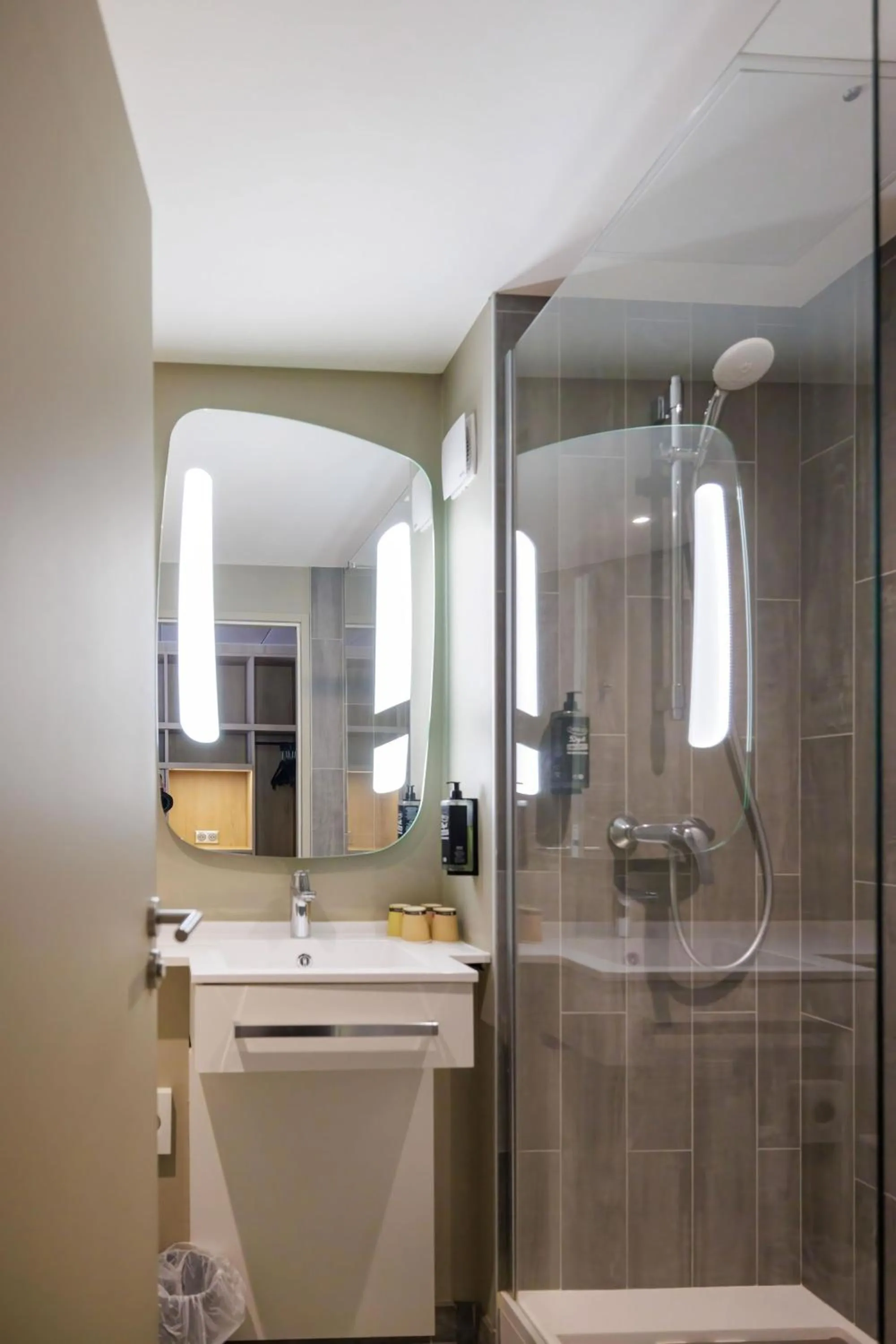 Shower in ibis Valence Sud