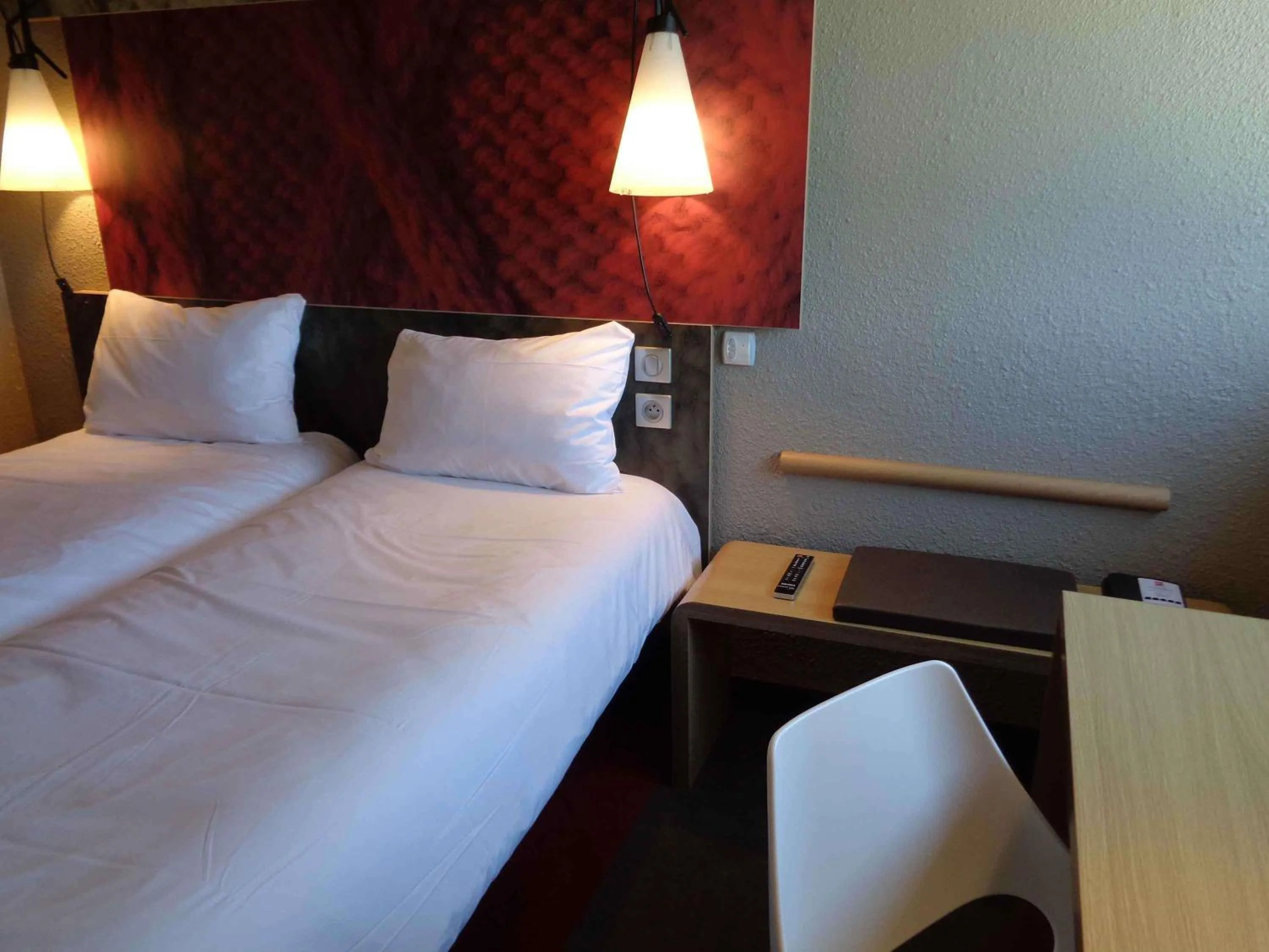 Bedroom, Bed in ibis Valence Sud