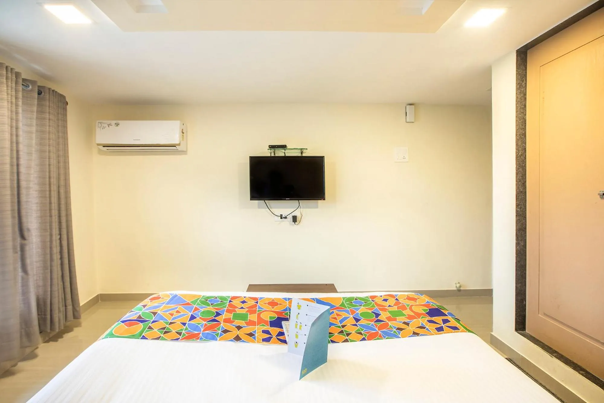 Bedroom, Bed in FabExpress Silver Lake - Nr BKC