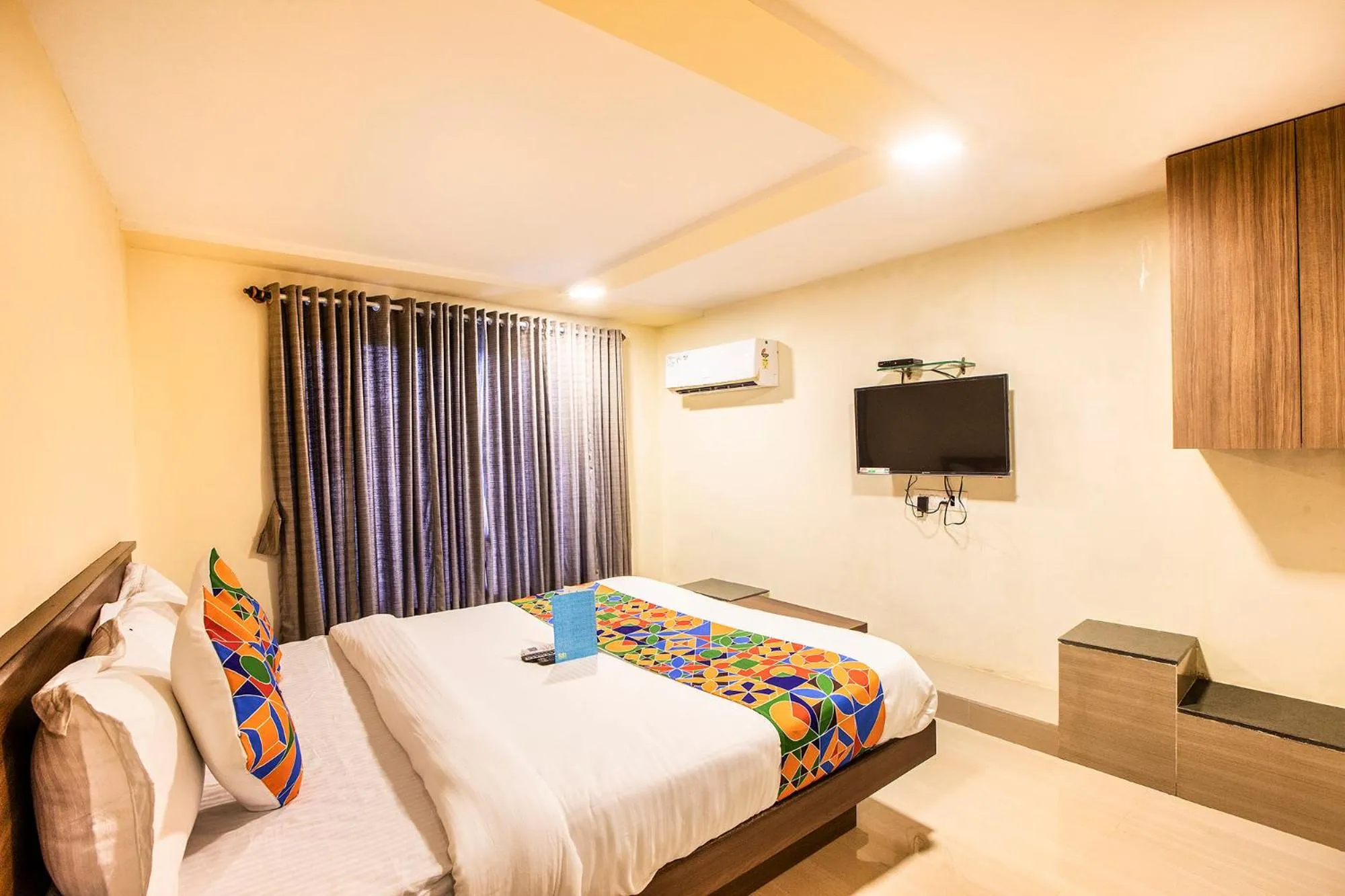Bedroom, Bed in FabExpress Silver Lake - Nr BKC