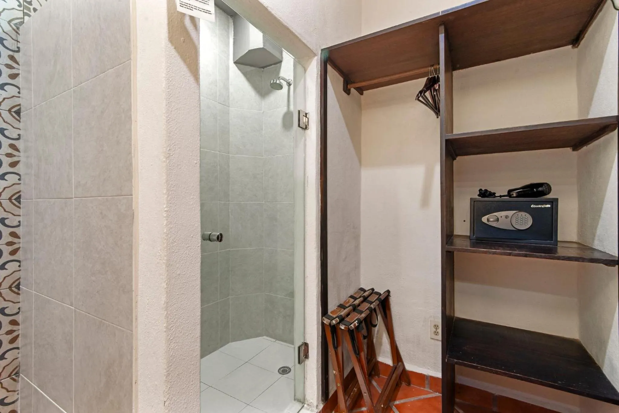 Shower in Hotel Riviera Del Sol