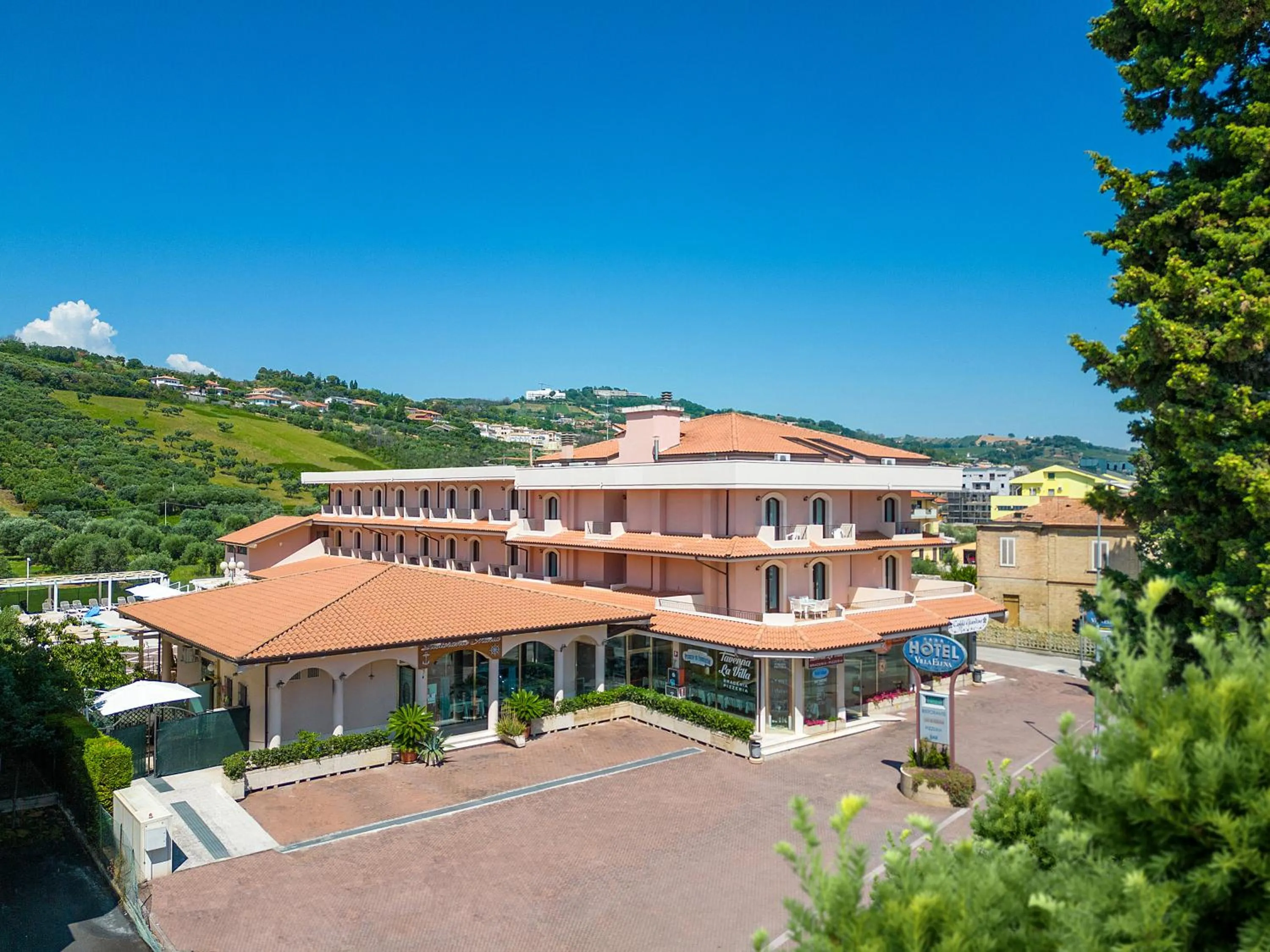Property building in Hotel Villa Elena