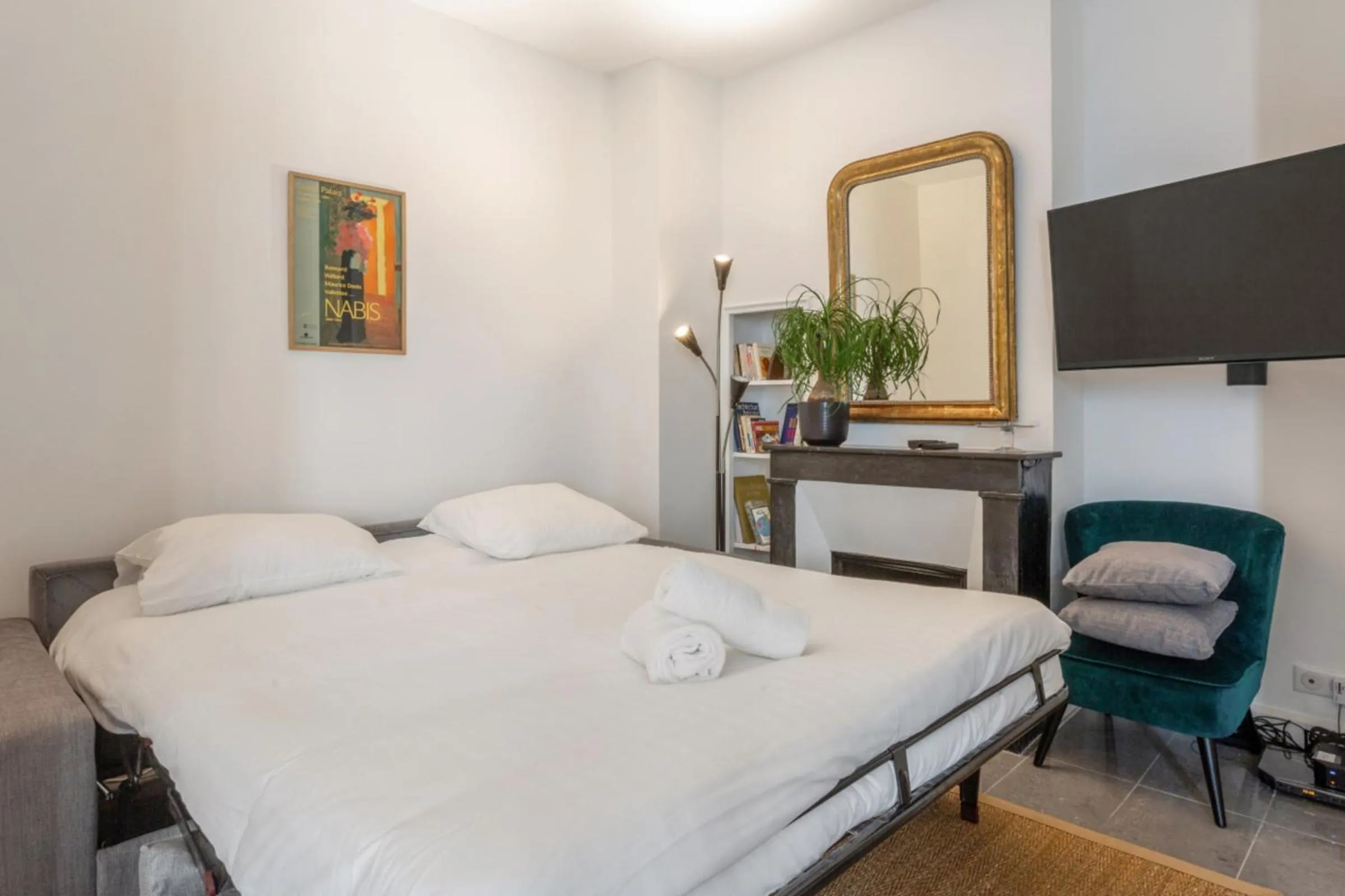 Bed in Appartement du Marché St Honoré - Welkeys