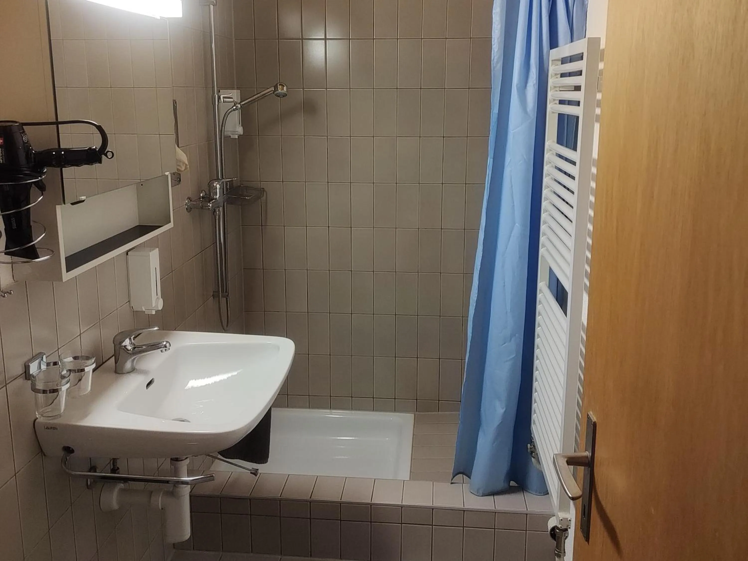 Shower in B&B Hotel Mattli Übernachtung Frühstück