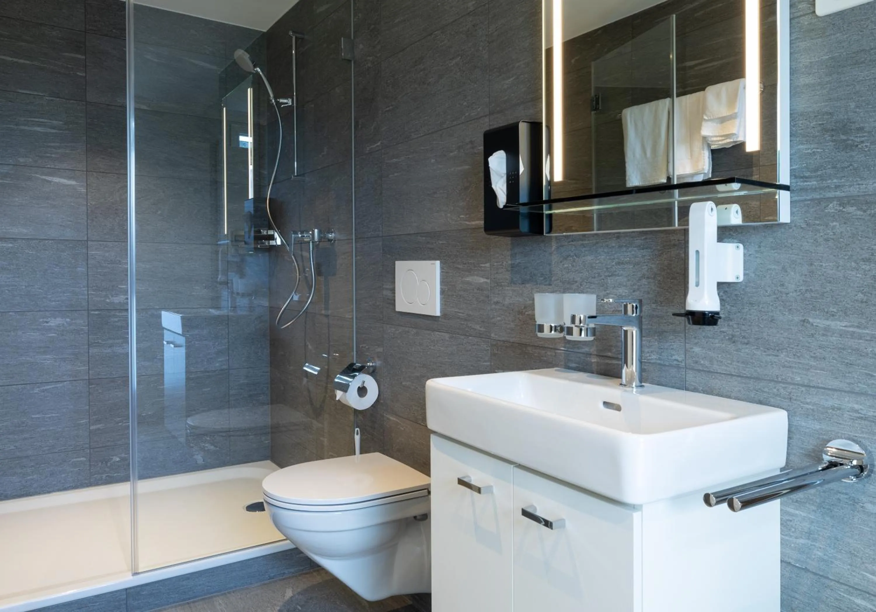 Shower in B&B Hotel Mattli Übernachtung Frühstück