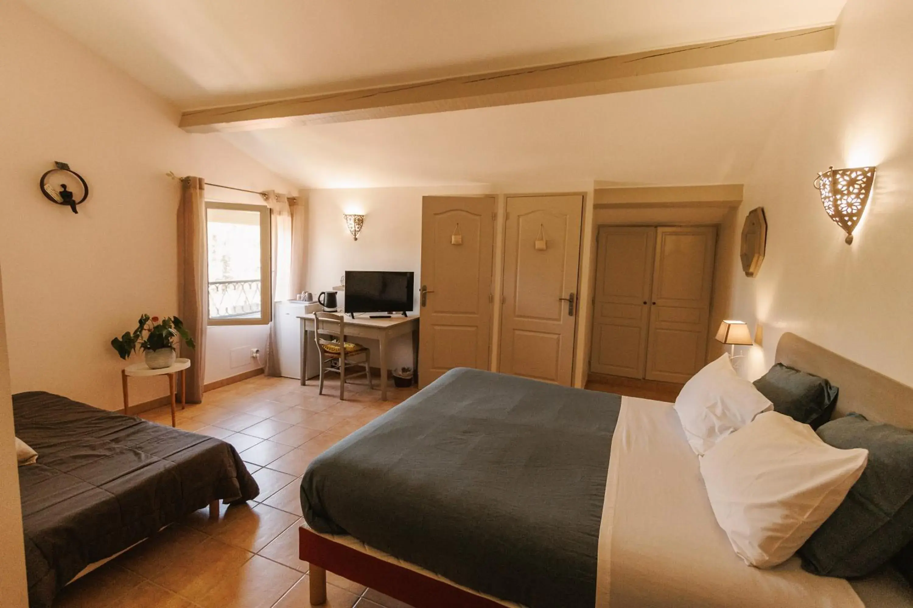 Triple Room with Private Bathroom in Mas Saint-Ange Triple Room with Private Bathroom in Mas Saint-Ange