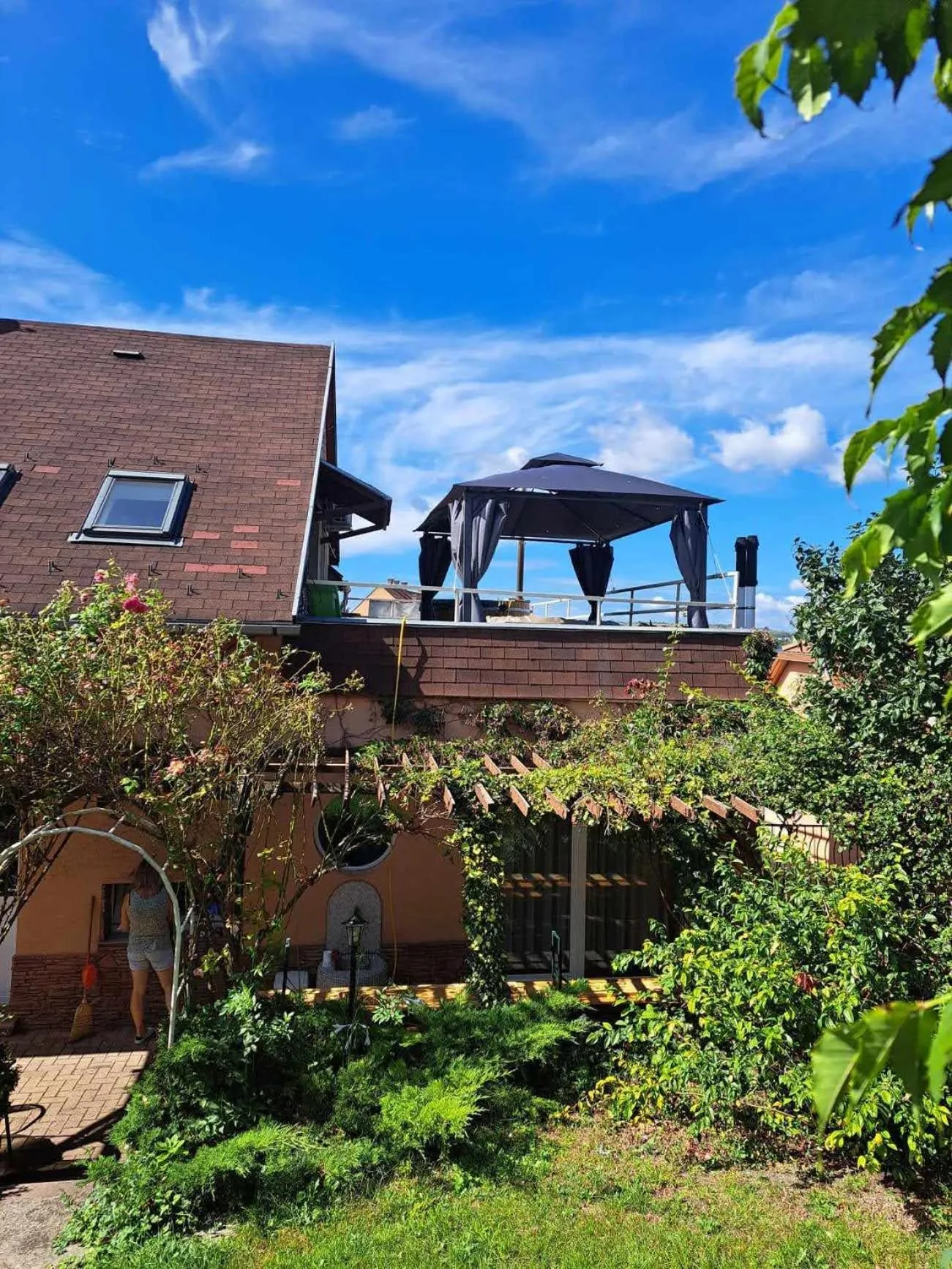 Property building in Orient Apartmanház