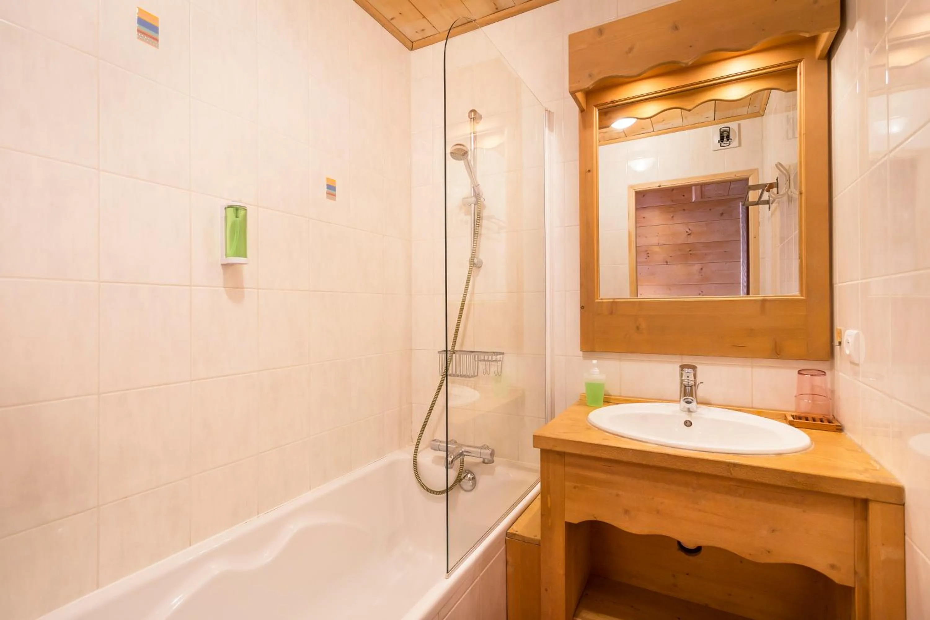 Bathroom in Hôtel L'Accroche Coeur