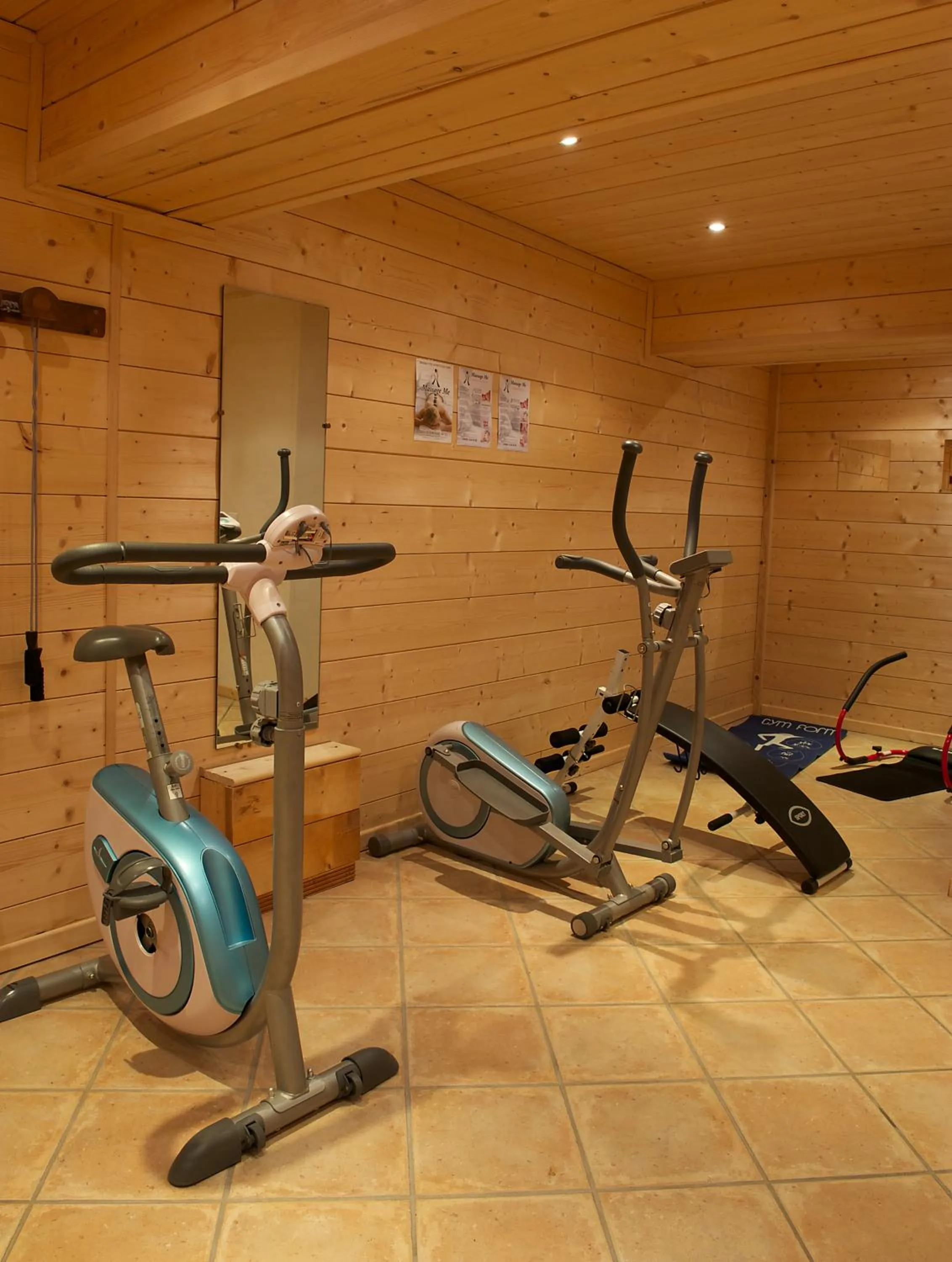 Fitness centre/facilities in Hôtel L'Accroche Coeur