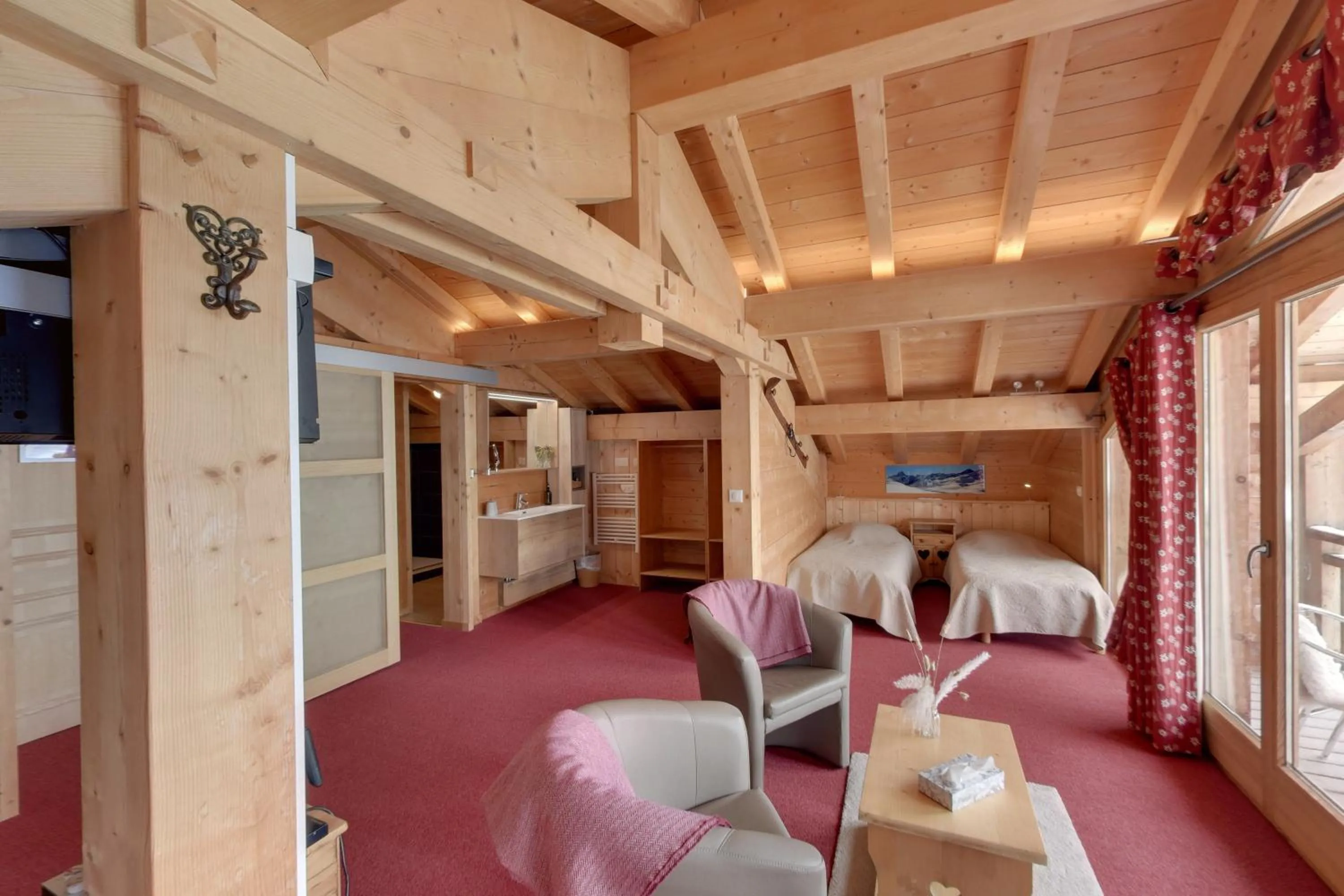 Photo of the whole room, Bed in Hôtel L'Accroche Coeur