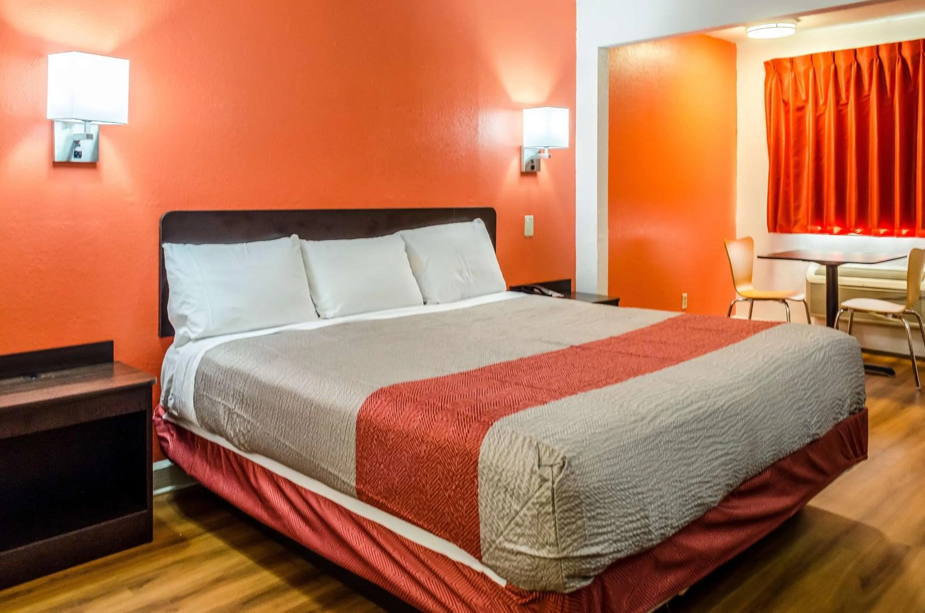 Photo of the whole room, Bed in Motel 6-Saraland, AL