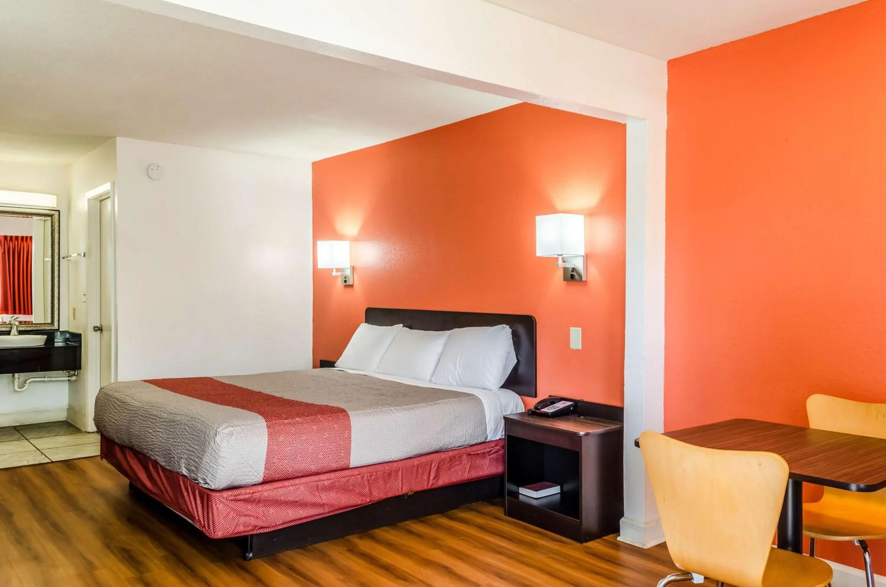 Photo of the whole room, Bed in Motel 6-Saraland, AL