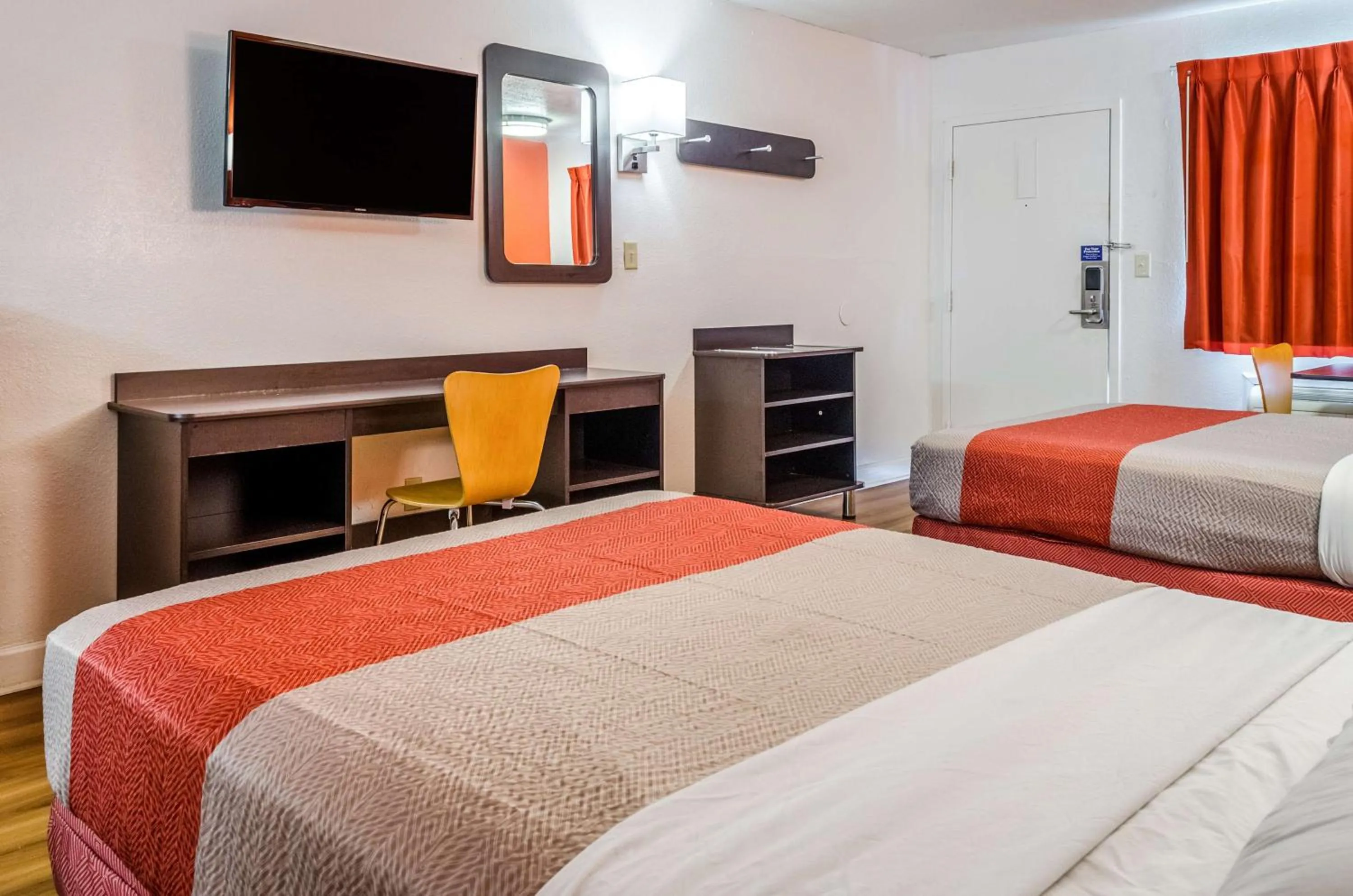 Photo of the whole room, Bed in Motel 6-Saraland, AL