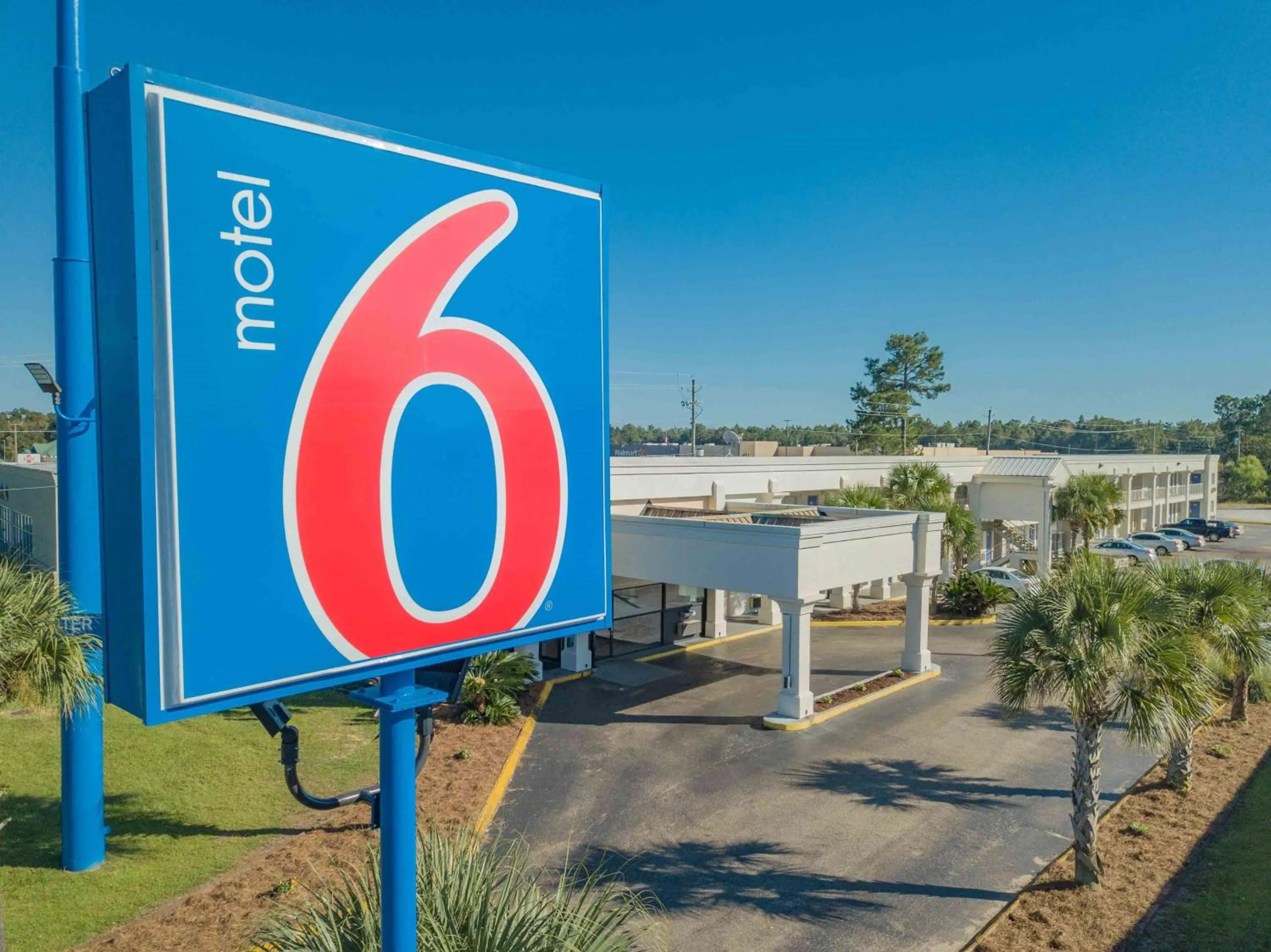 Property building in Motel 6-Saraland, AL