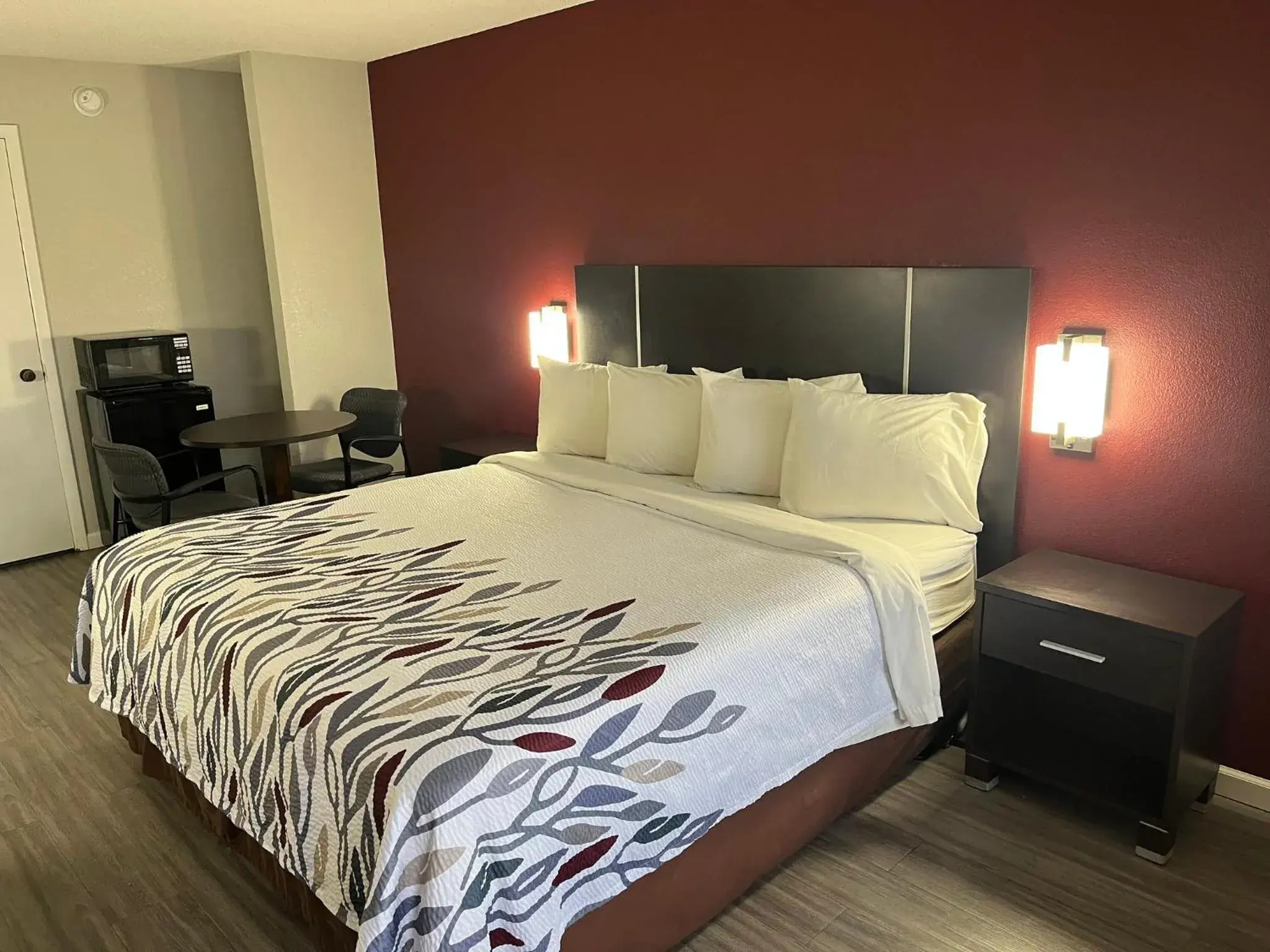 Superior King Room - Disability Access/Roll-In Shower Non-Smoking in Red Roof Inn Rockingham Superior King Room - Disability Access/Roll-In Shower Non-Smoking in Red Roof Inn Rockingham