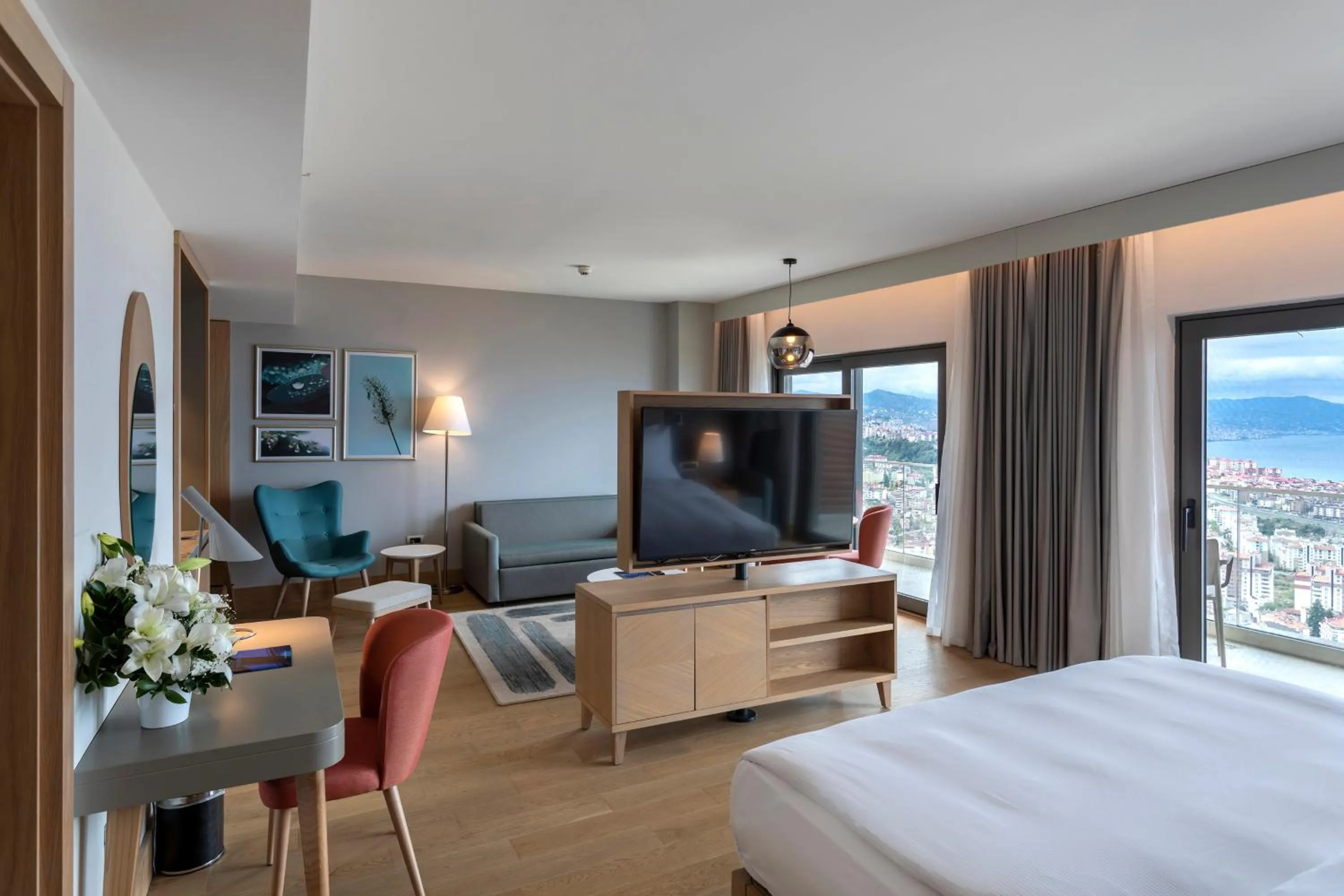 Communal lounge/ TV room, Bed in Radisson Blu Hotel Trabzon